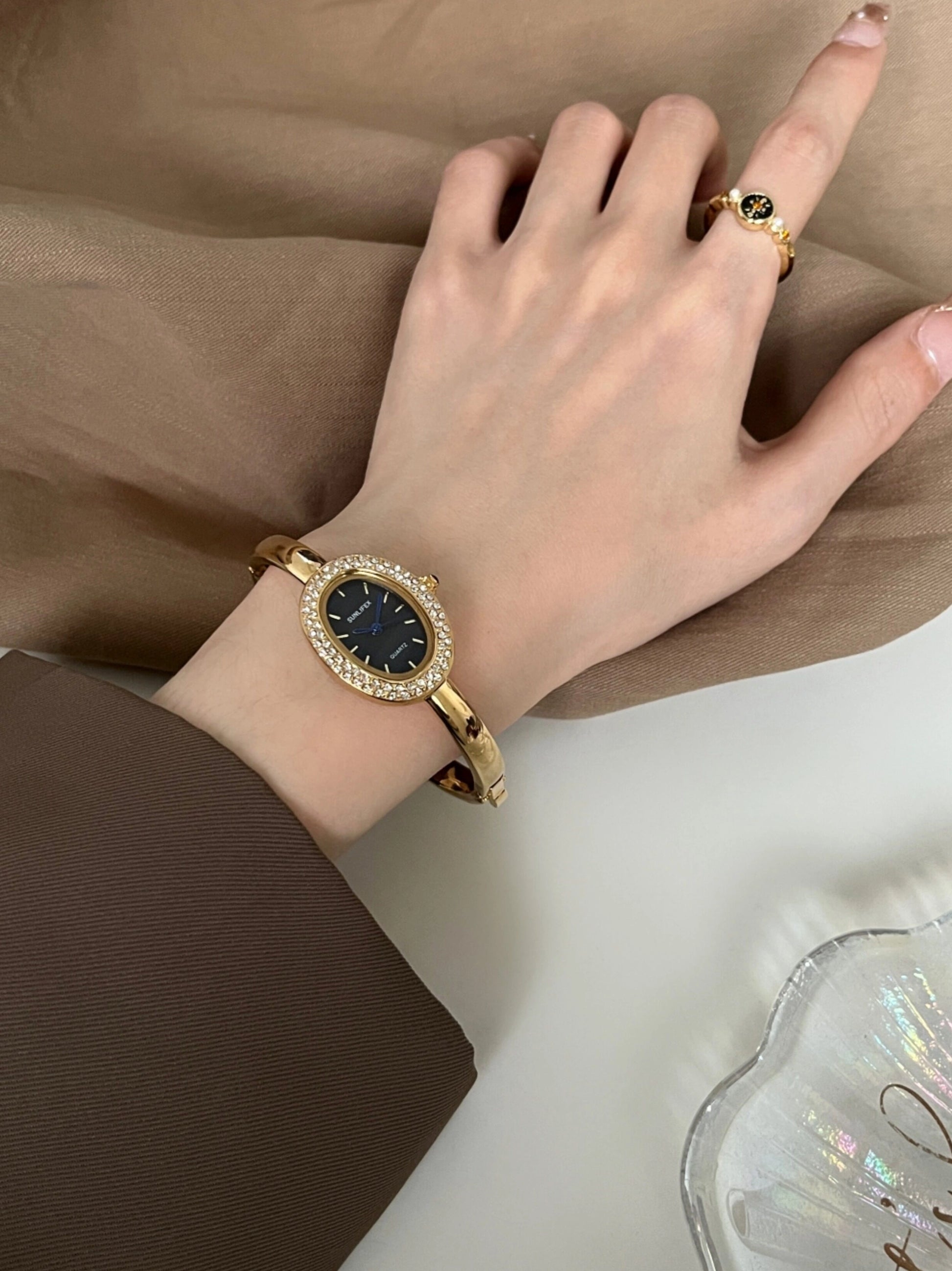Oval Vintage Gold Bracelet Watch [Y7RWEYWO]
