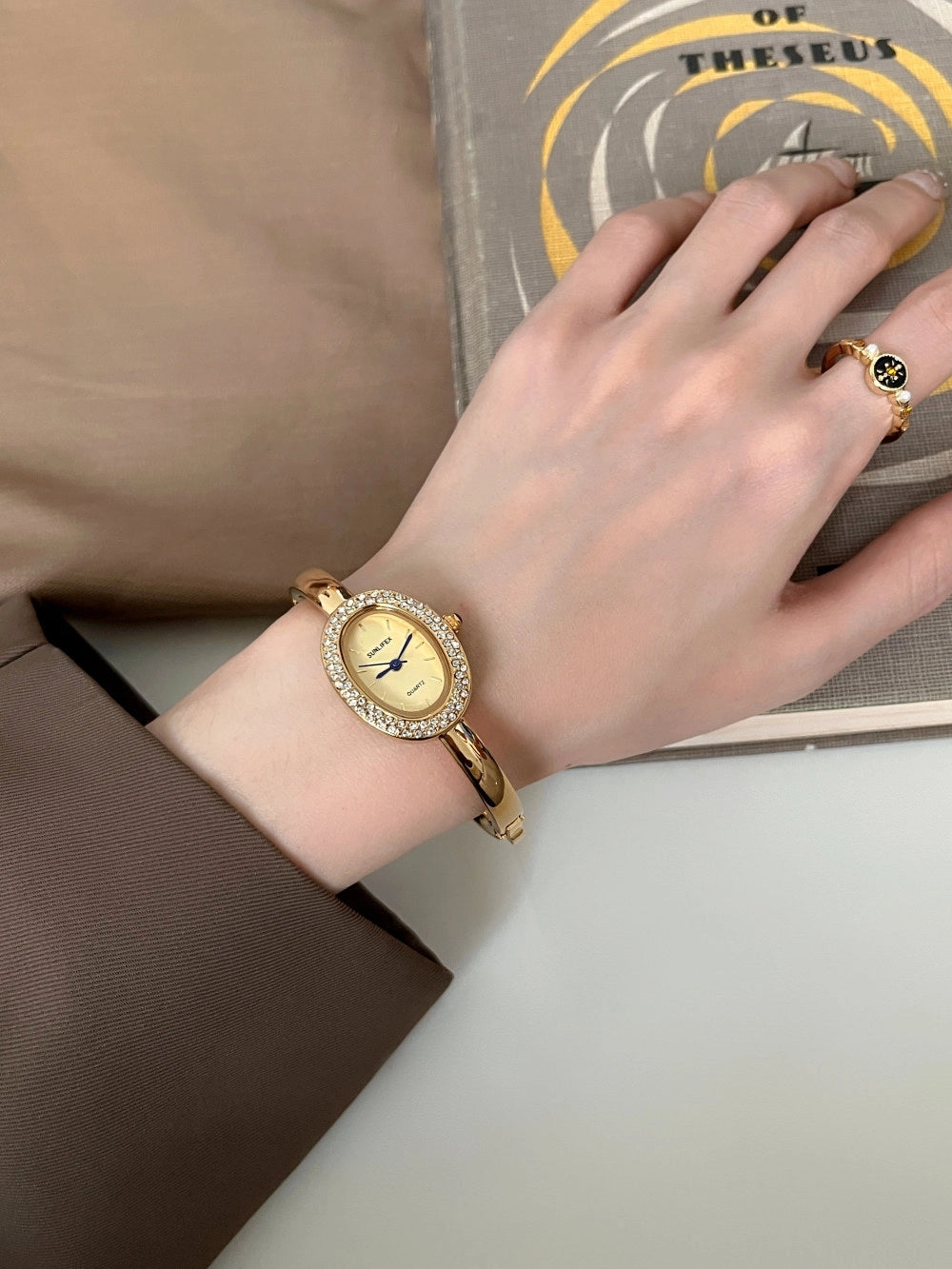 Oval Vintage Gold Bracelet Watch [M50S19SO]
