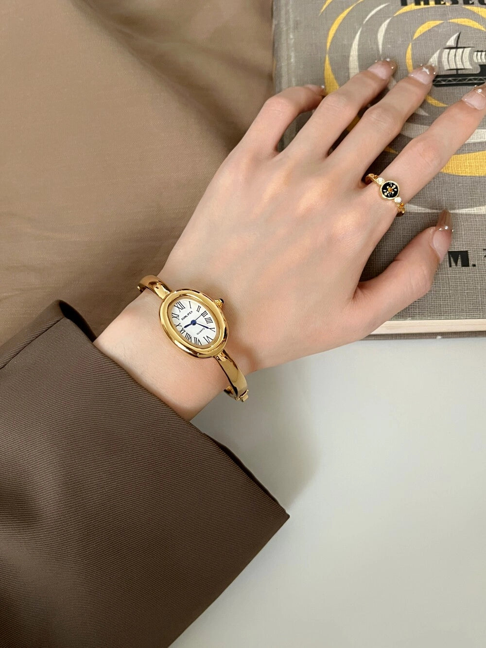 Oval Vintage Gold Bracelet Watch [Q15GEMRR]