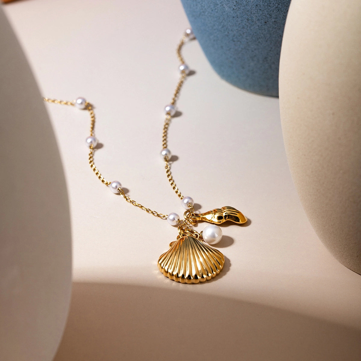 Pearl and Shell Pendant Bracelet [18FAY6GN]