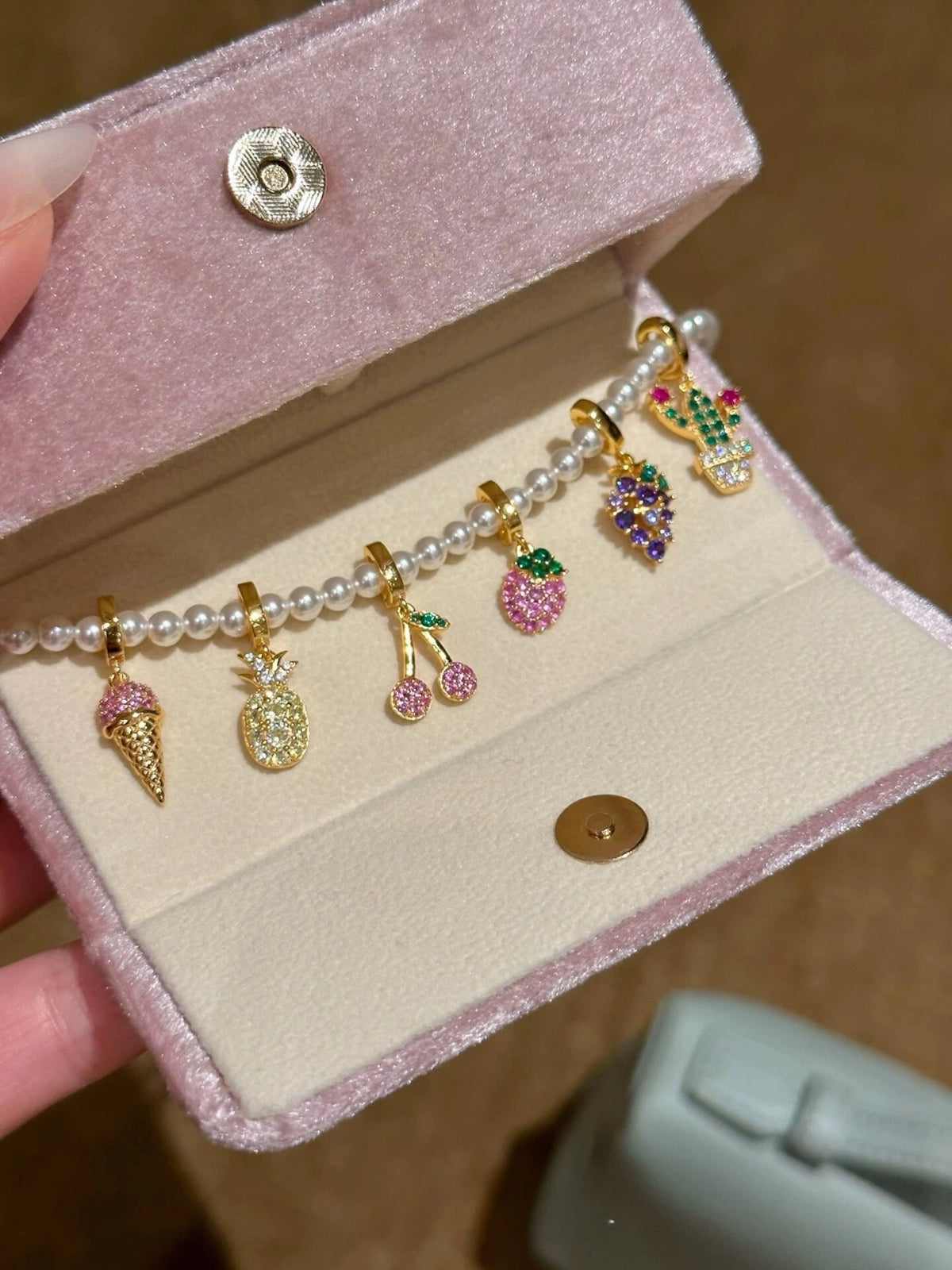 Pearl Necklace with Sparkling Fruit Charm [U10SXOBE]