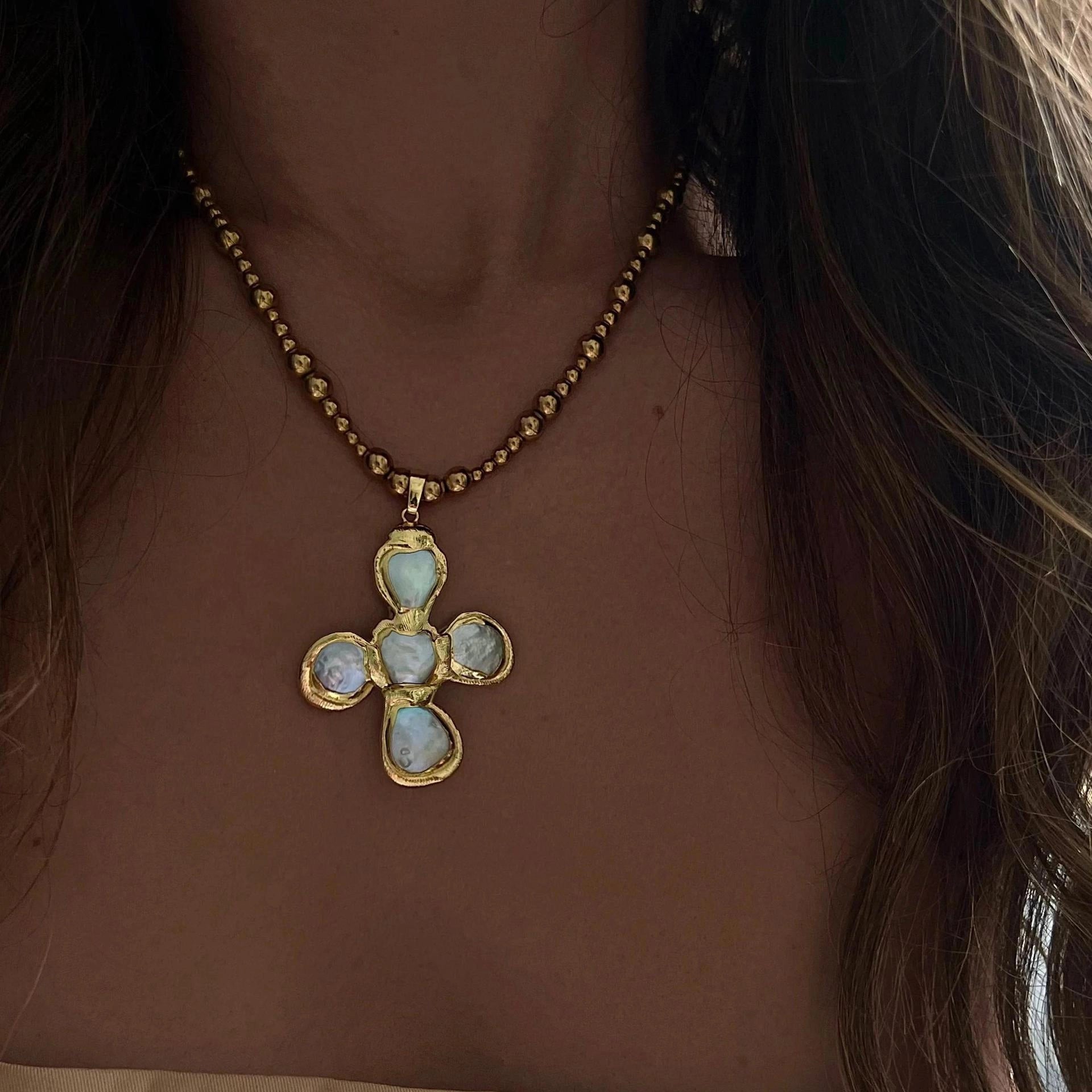 Pebble Cross Pendant Necklace [884QMR1Y]