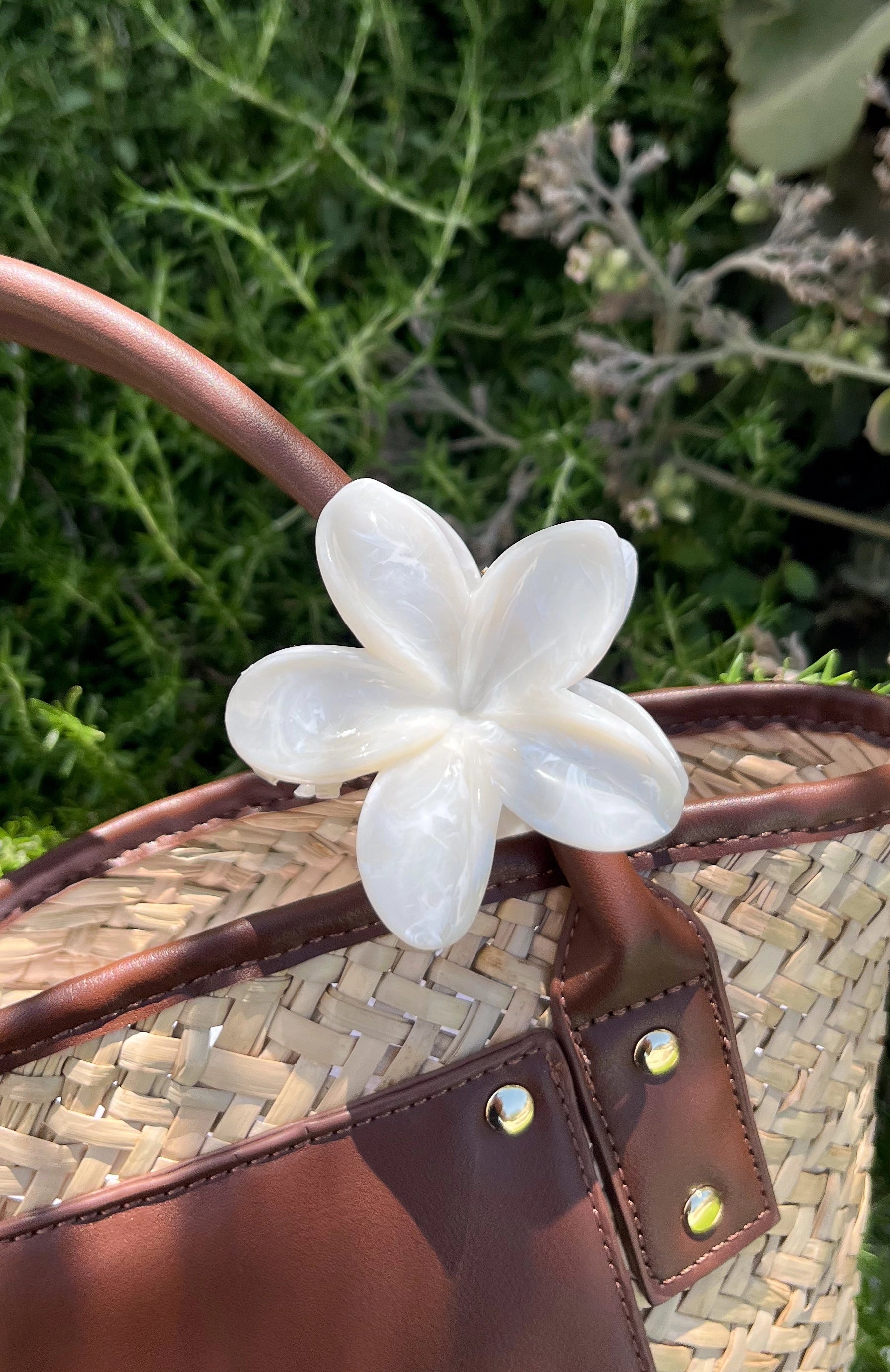 Missy Jewelry Phaedra Gilded Floral Hair Clip - White Marble