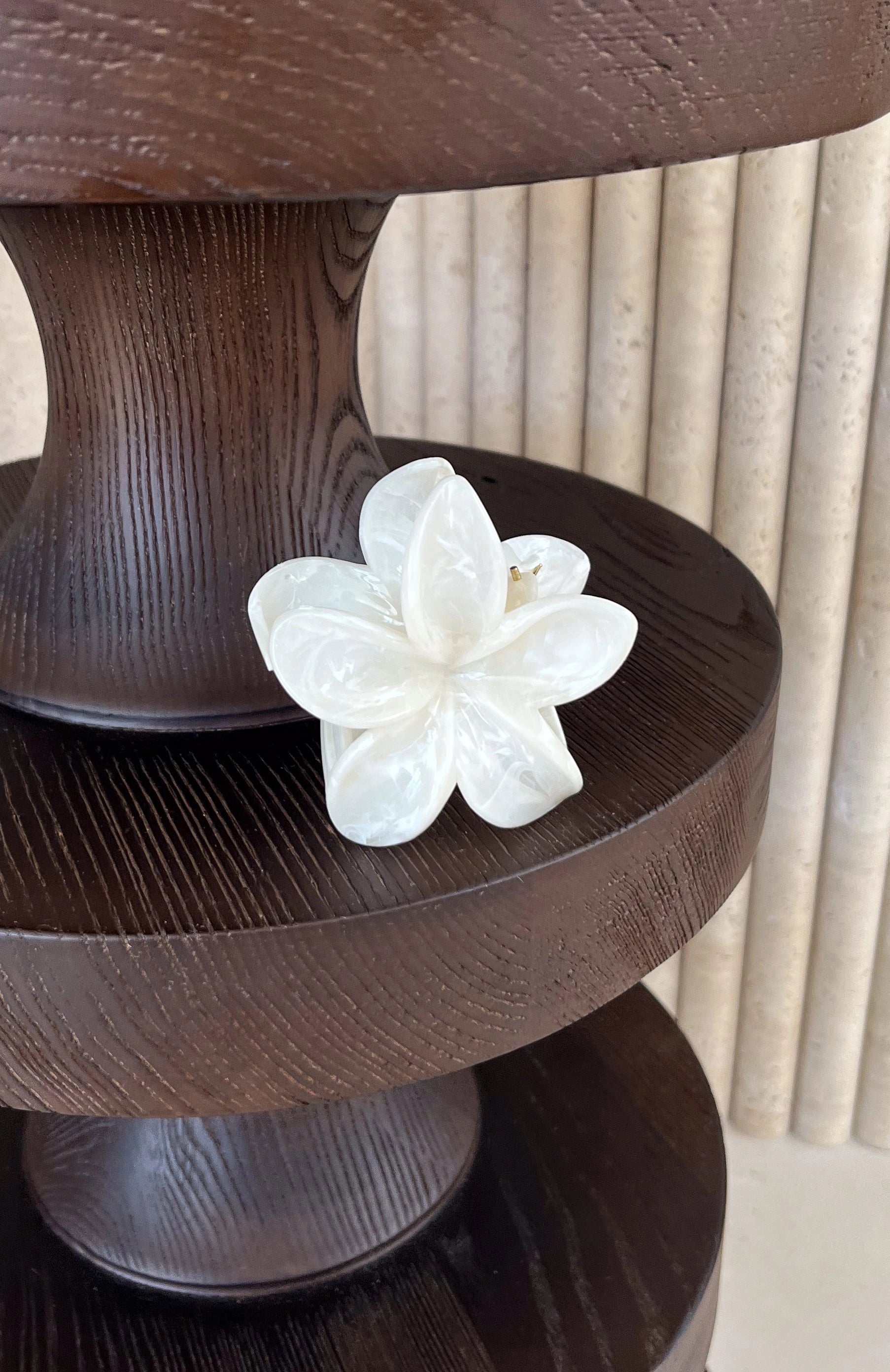 Missy Jewelry Phaedra Gilded Floral Hair Clip - White Marble