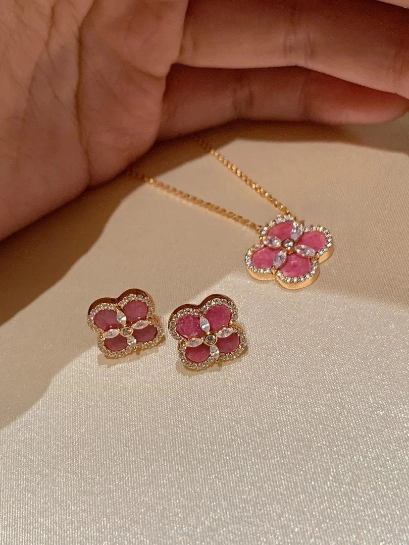 Pink Clover Pendant Necklace [BVUKDGIG]
