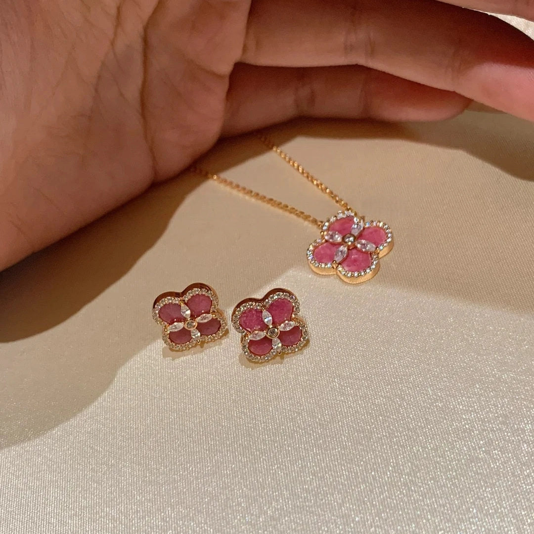 Pink Clover Pendant Necklace [1XYYT5D4]