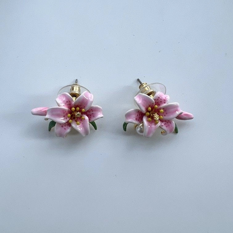 Pink Lily Enamel Stud Earrings [DRZMIVZW]