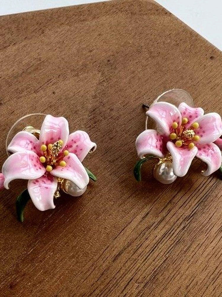 Pink Lily Enamel Stud Earrings [R8K3SM4C]