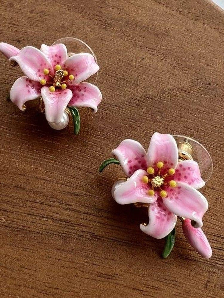 Pink Lily Enamel Stud Earrings [DBS0QXFA]