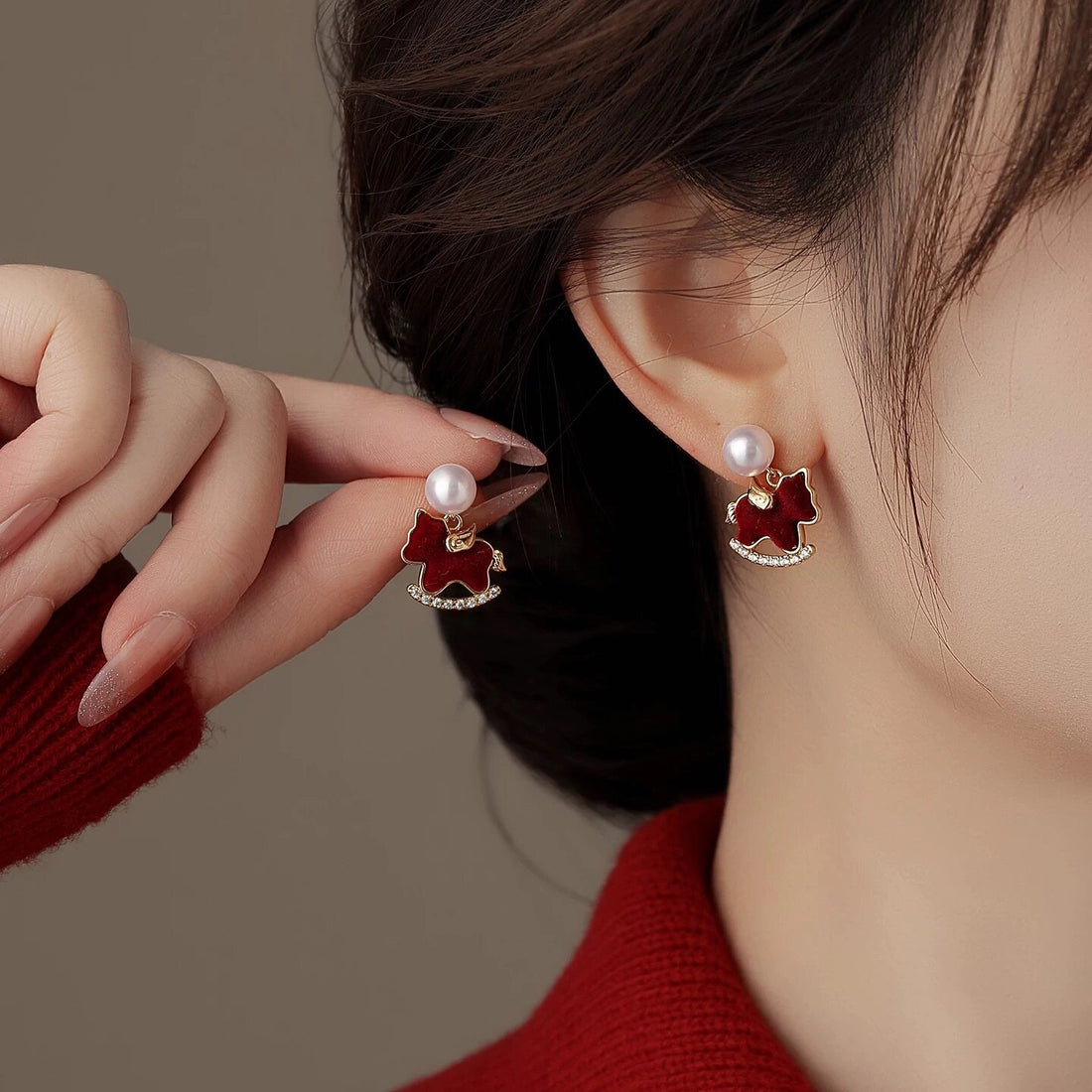 Pony Pearl Stud Earrings [7IVLMZSU]