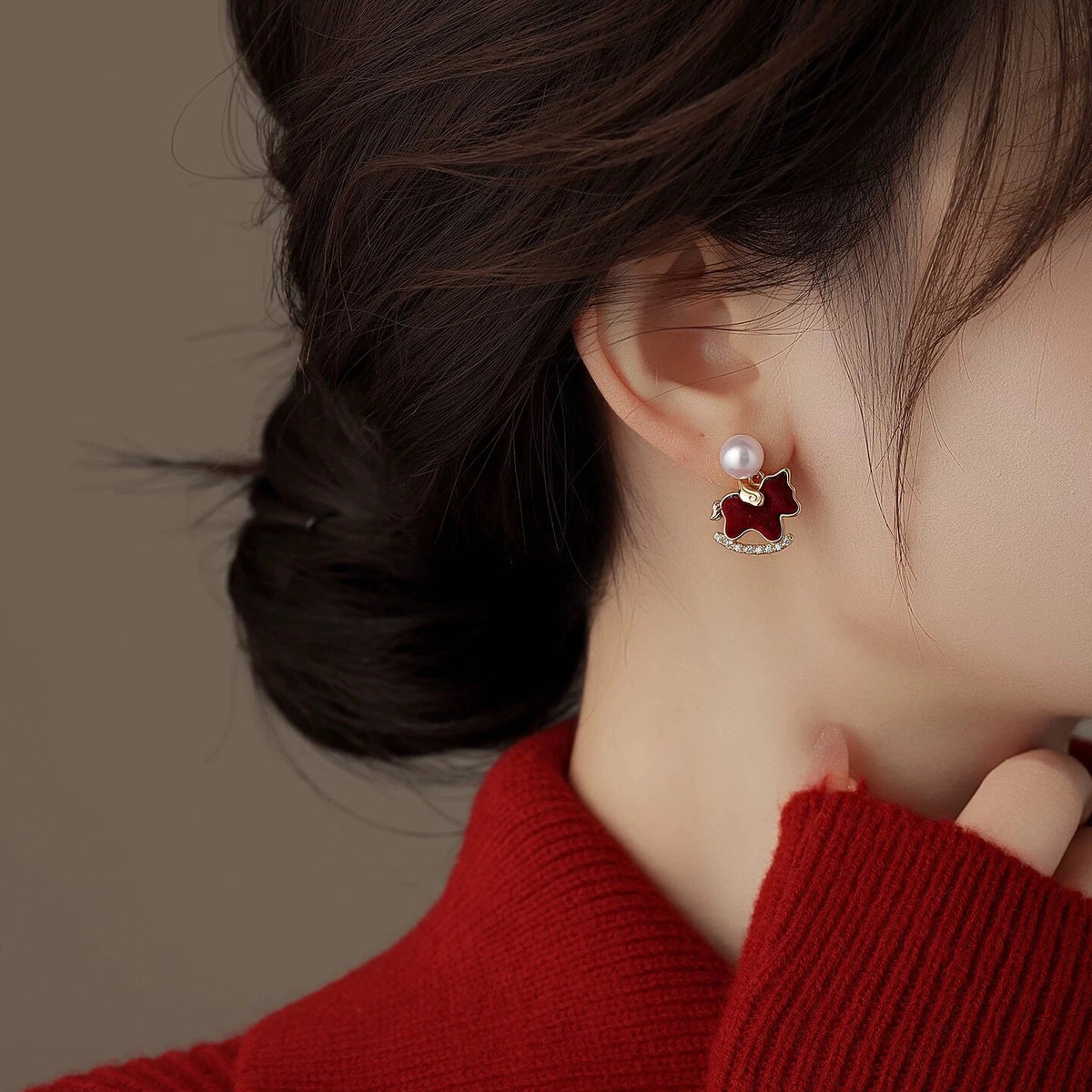 Pony Pearl Stud Earrings [BW8CU7J4]