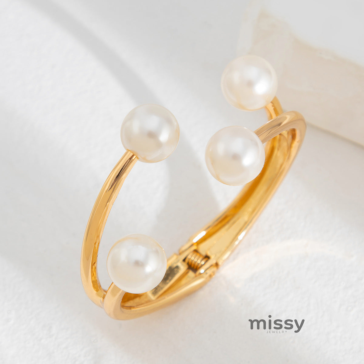 Ramsey Textured Pearl Cuff [IFDVARB6]