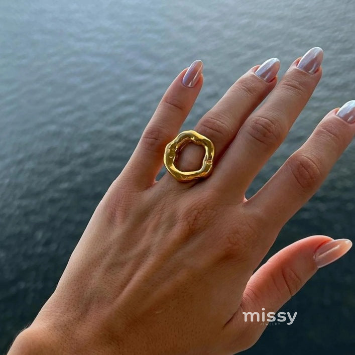 Raven Irregular Pearl Gold Ring [9C2BV48M]