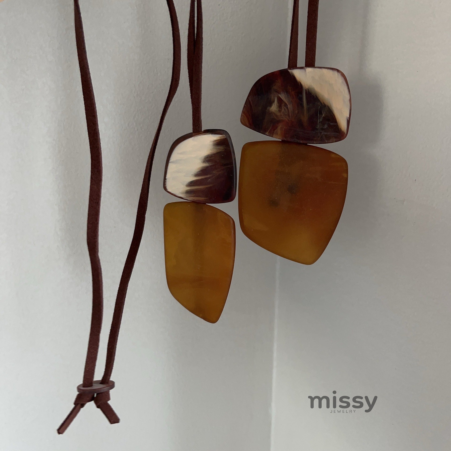 Remmi Abstract Resin Necklace [N69Q29OX]