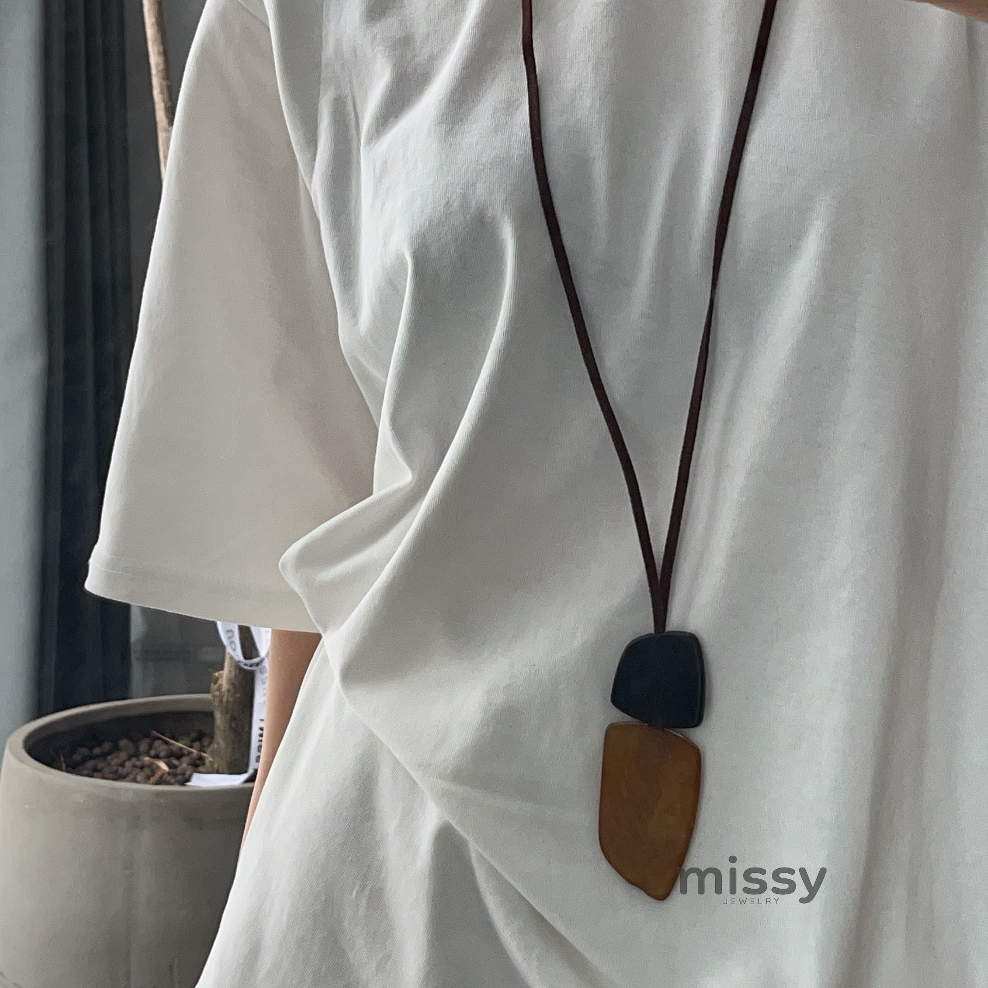 Remmi Abstract Resin Necklace [V86JH45U]