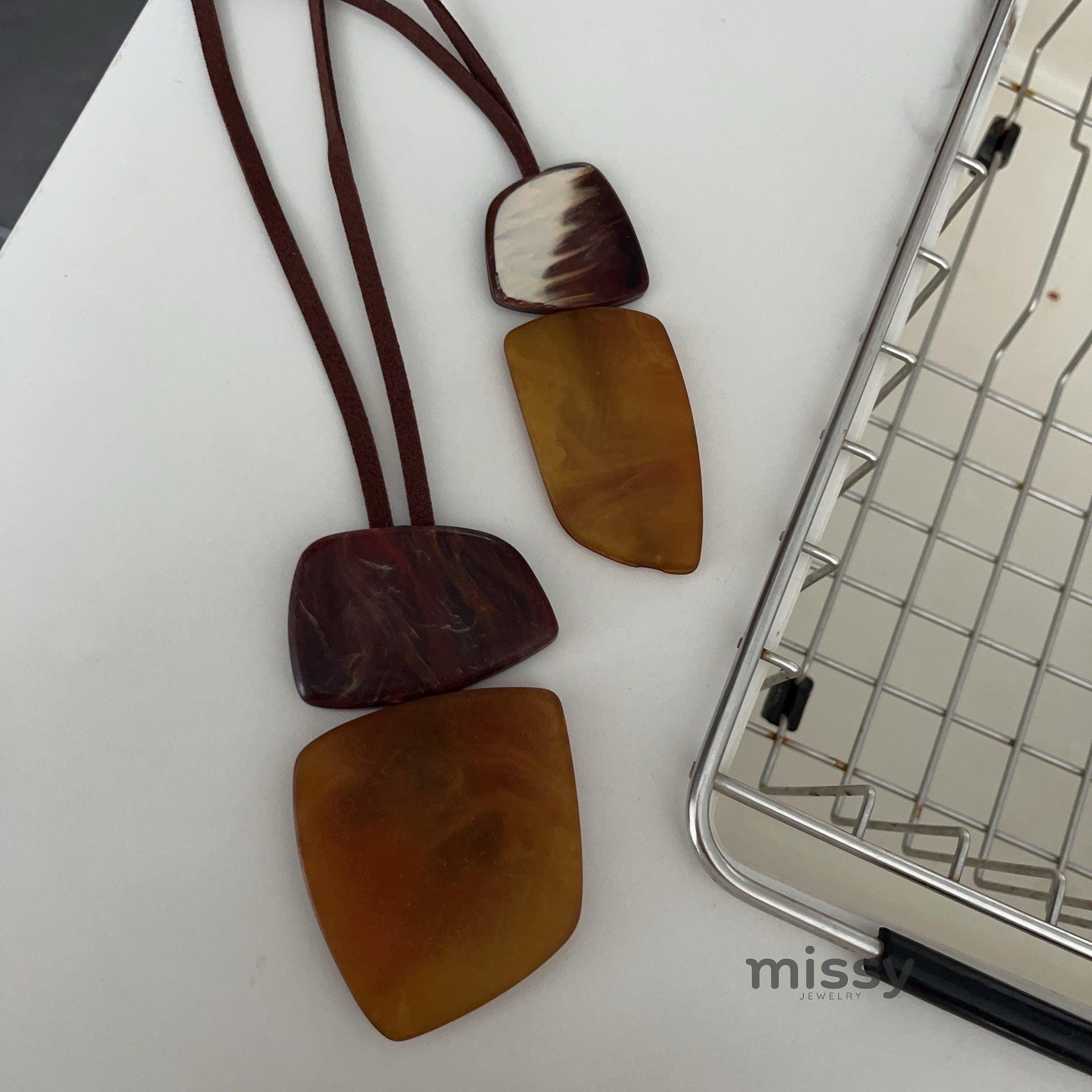 Remmi Abstract Resin Necklace [4EVSPOC7]