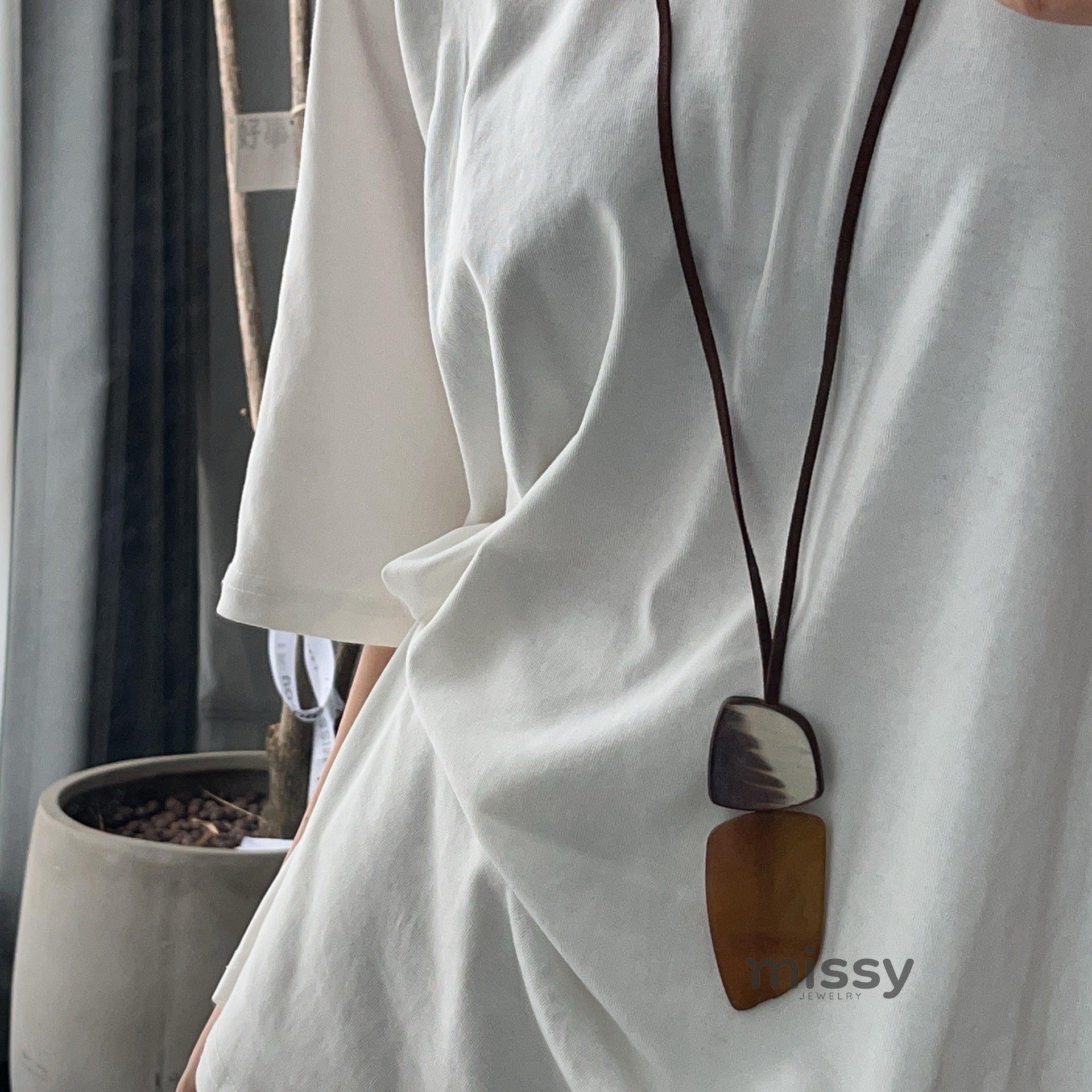 Remmi Abstract Resin Necklace [CIRIBW3T]