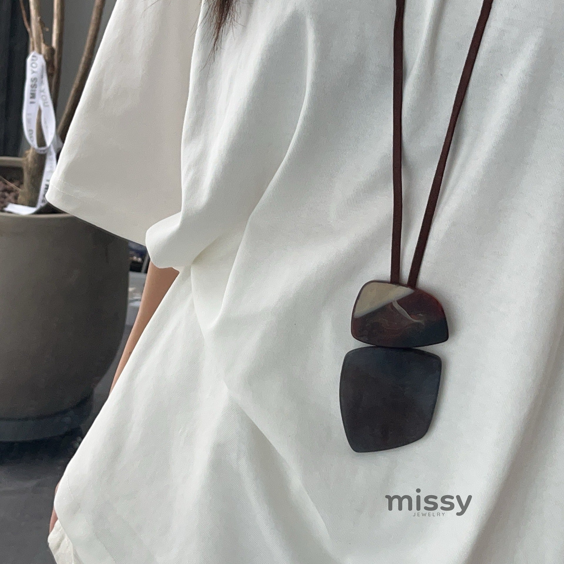 Remmi Abstract Resin Necklace [9RA7KHBH]
