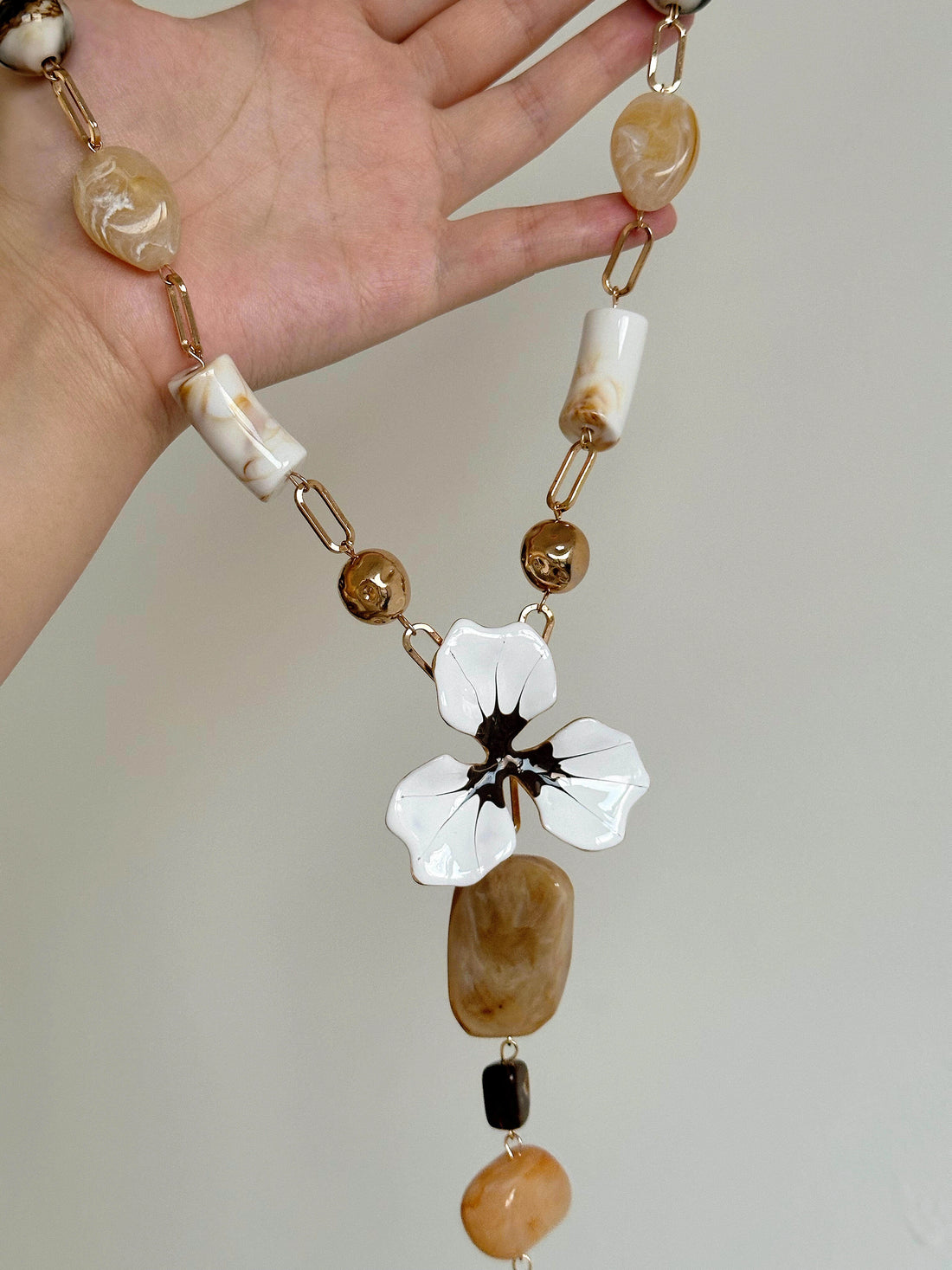 Resin Flower Pendant Long Necklace [PRQKW16F]