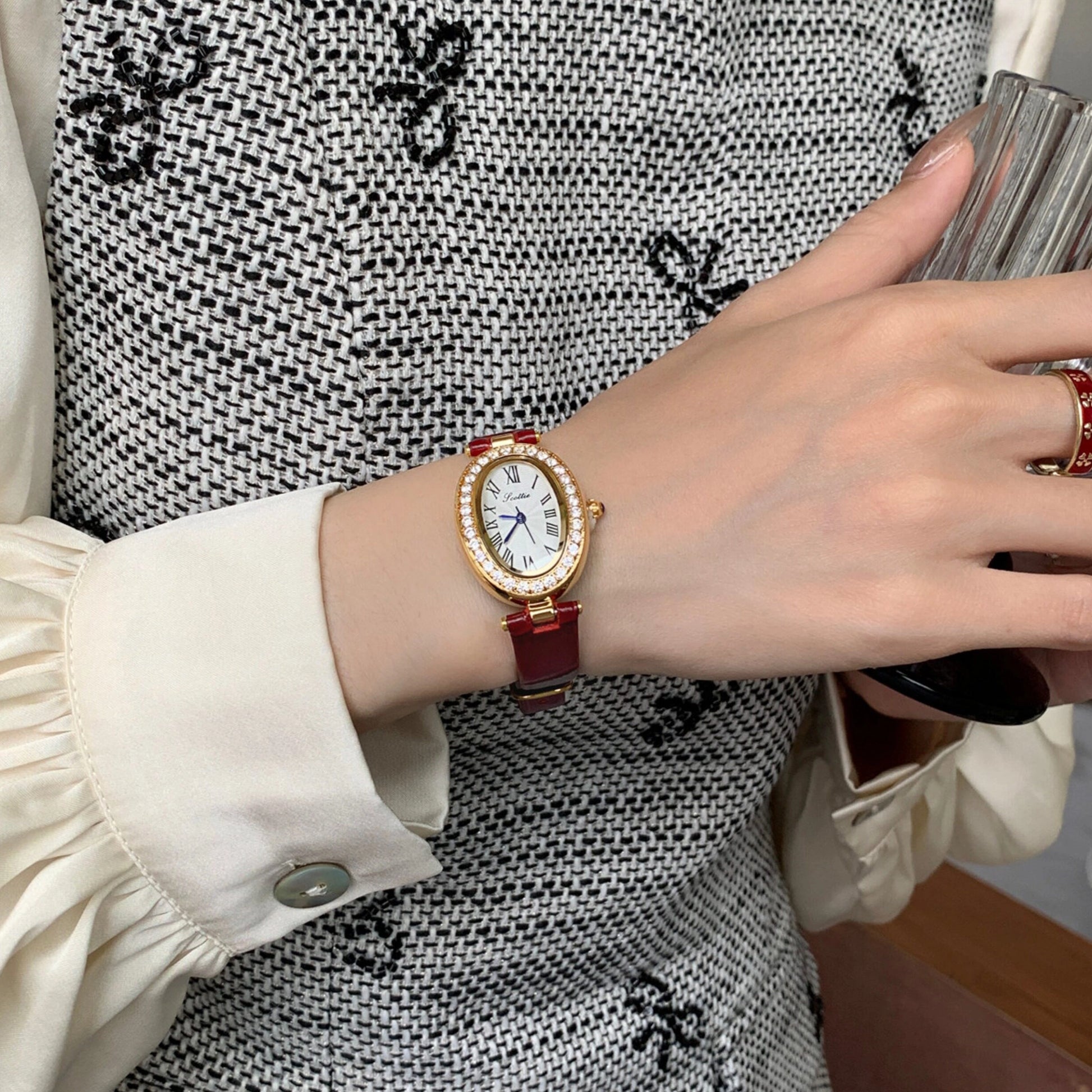 Retro Oval Leather Strap Watch [7SIH1X2M]