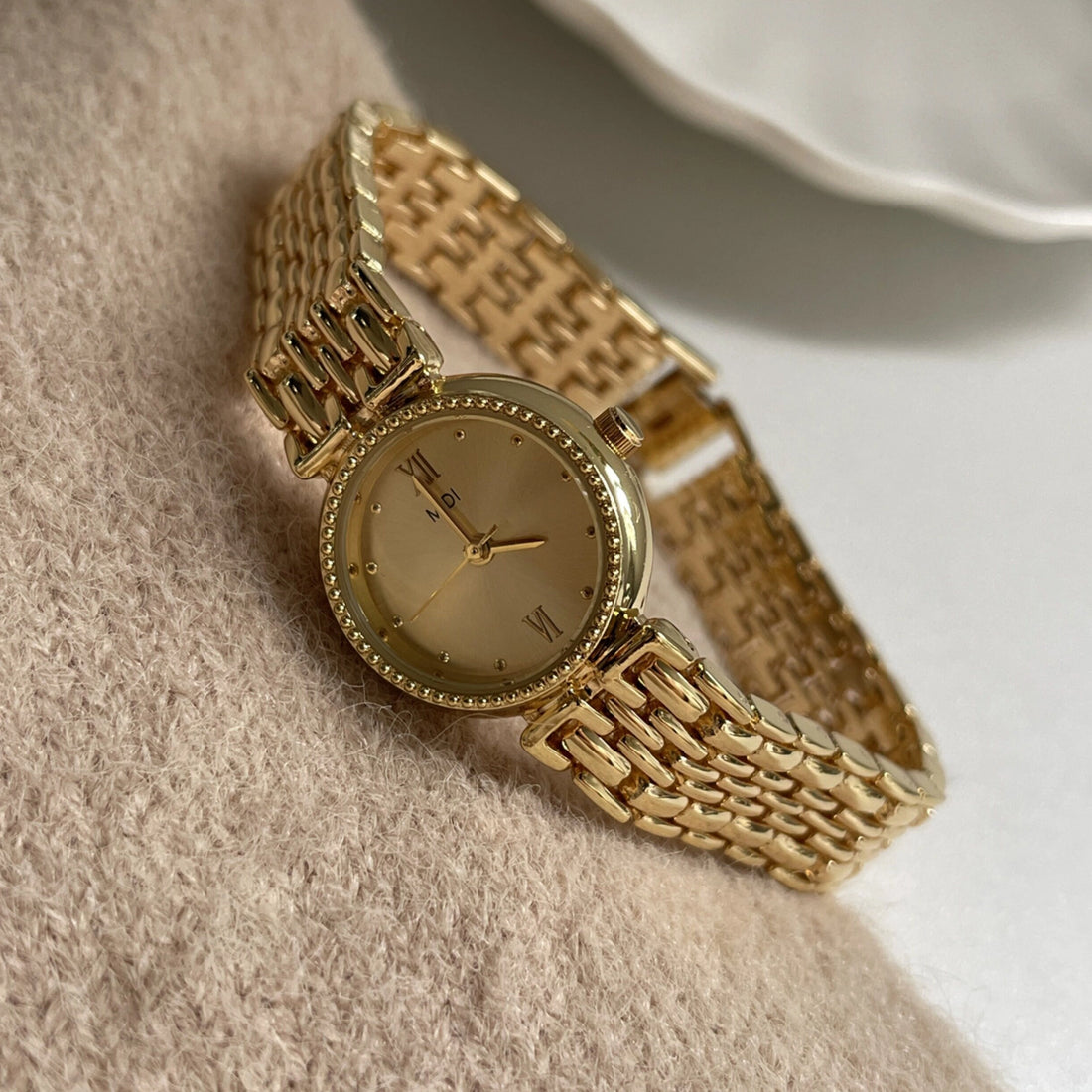 Retro Small Dial Bracelet Watch [O680HL45]