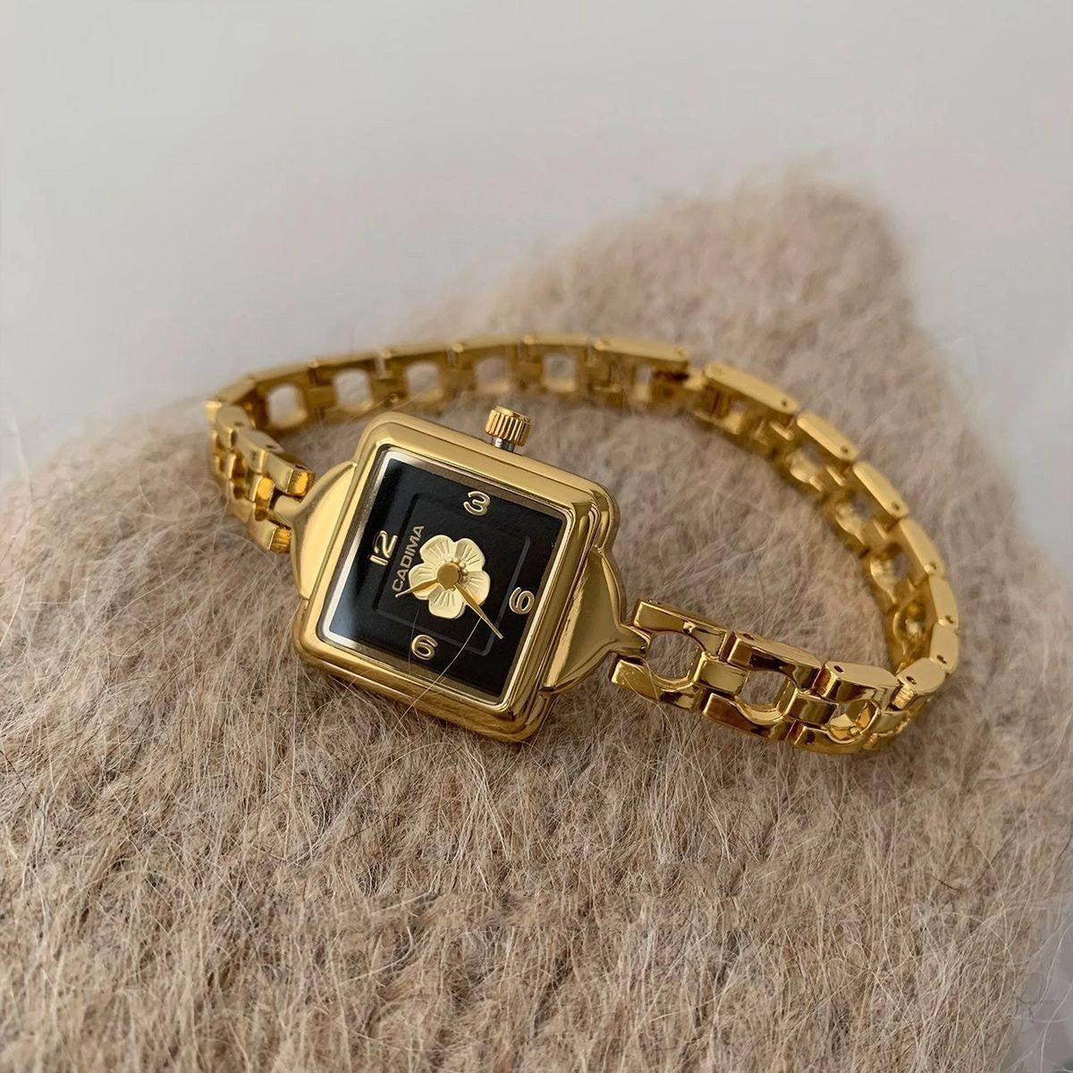 Retro Square Bracelet Watch [OOOFSTOB]