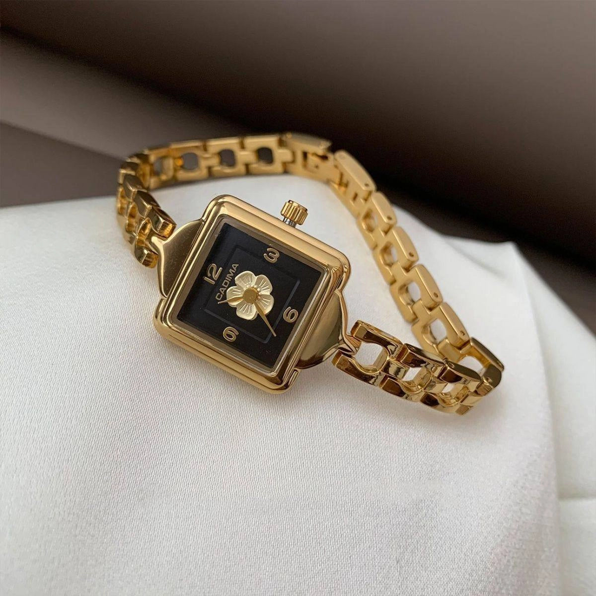 Retro Square Bracelet Watch [4TM4CUYR]