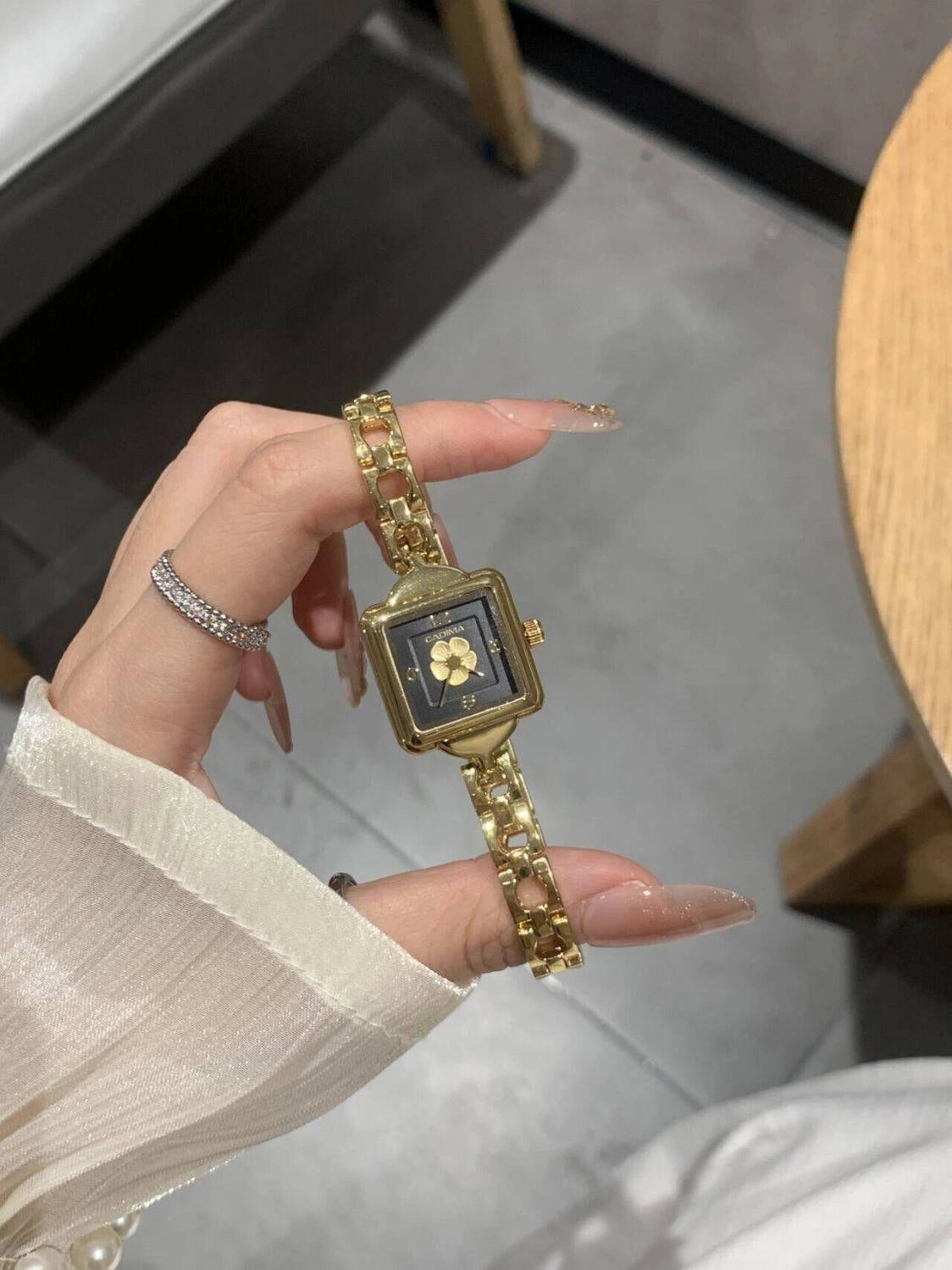 Retro Square Bracelet Watch [C8G6CSOQ]