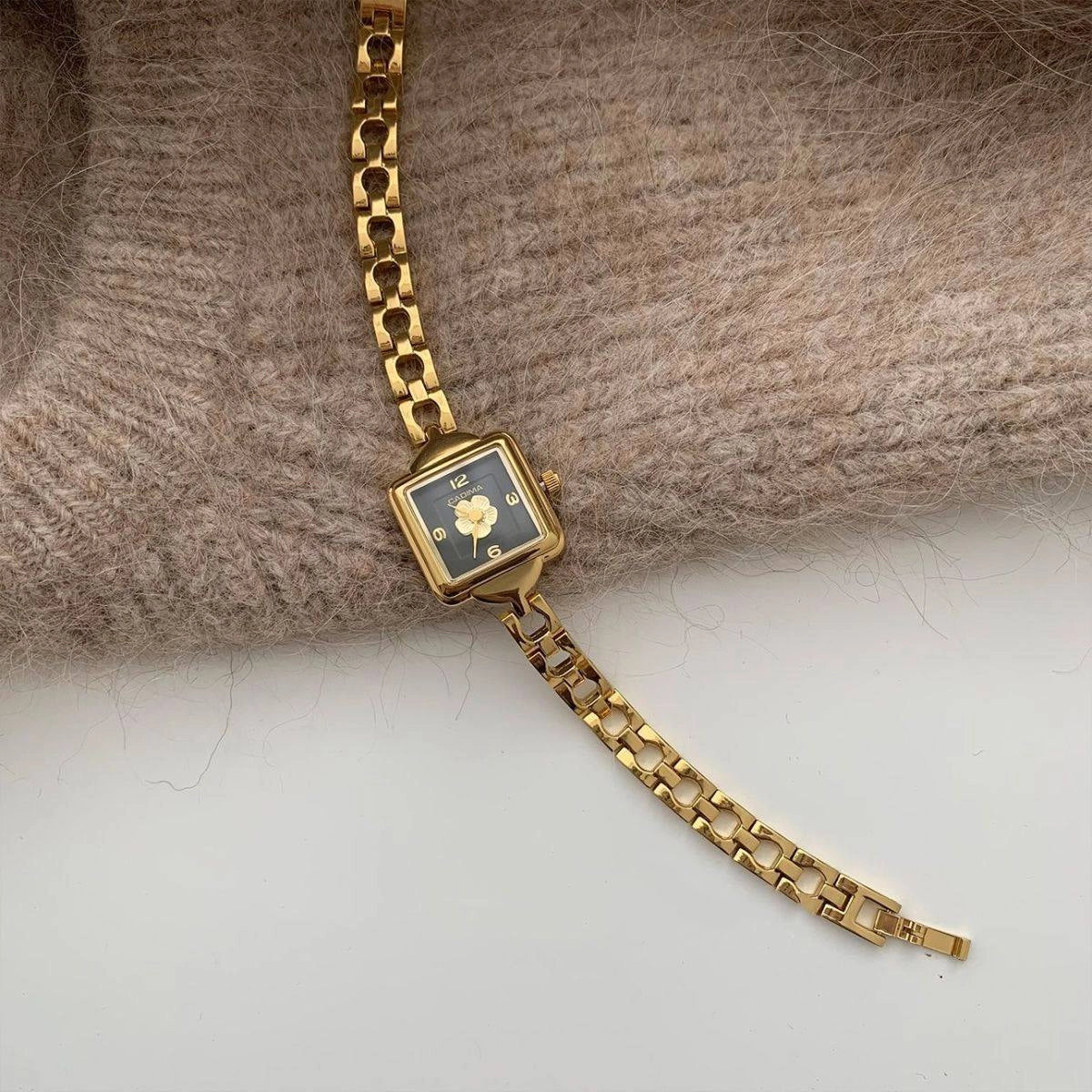 Retro Square Bracelet Watch [F74TKLVI]