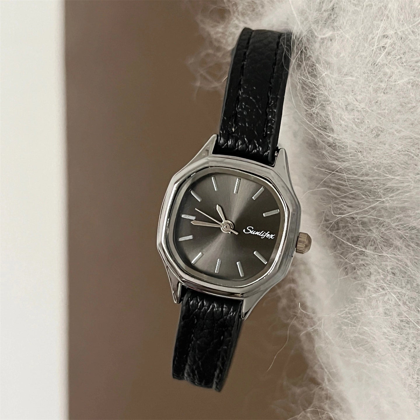 Retro Square Dial Watch [D2B4B6KO]