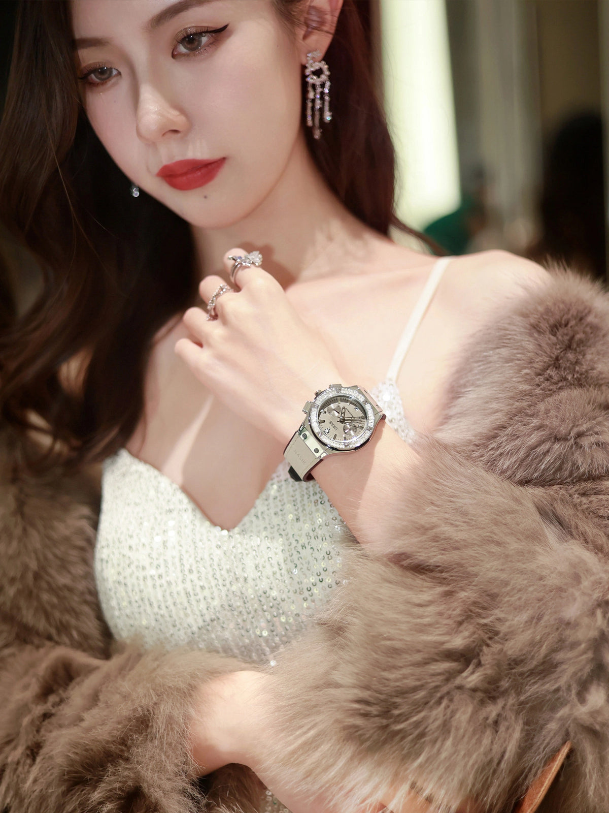 Rhinestone Detail Round Wrist Watch [OJBQX234]
