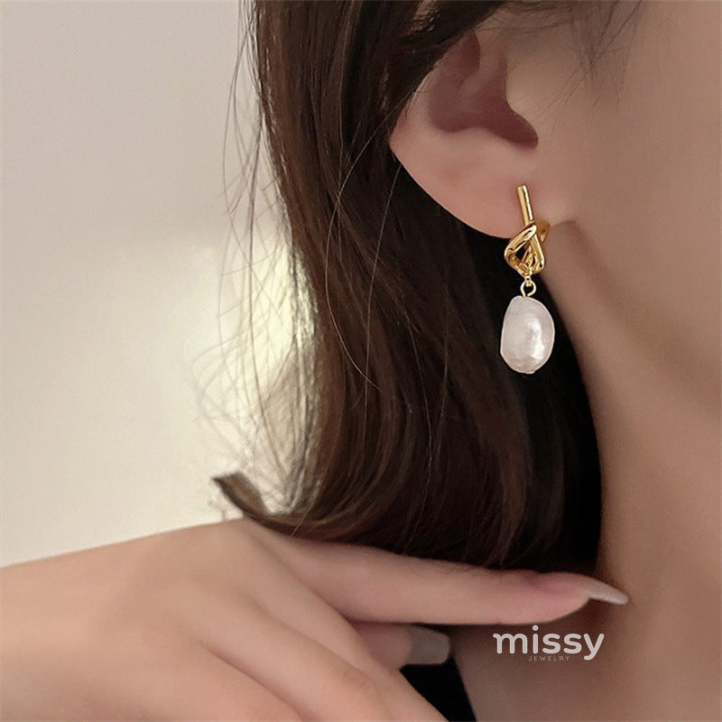 Ridhi Gold Asymmetric Pearl Studs [5IS2I5SE]