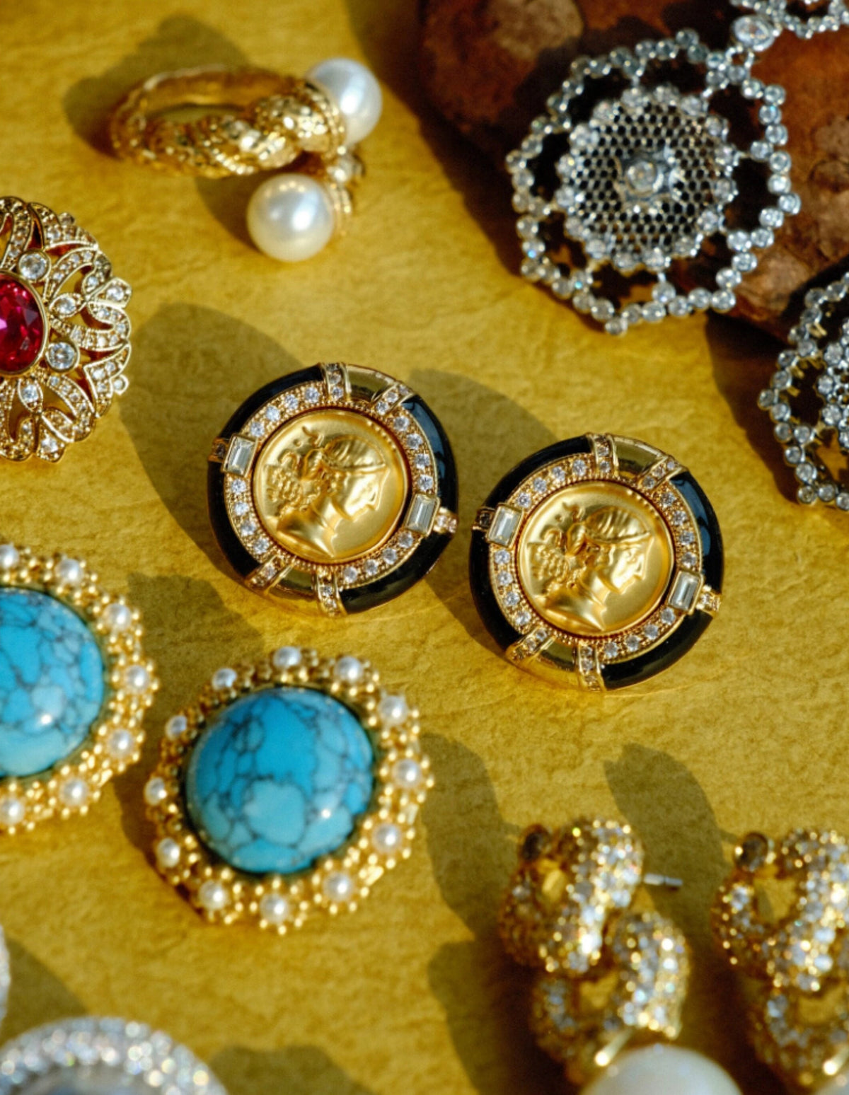 Roman Coin Round Earrings [M0MZGLS0]