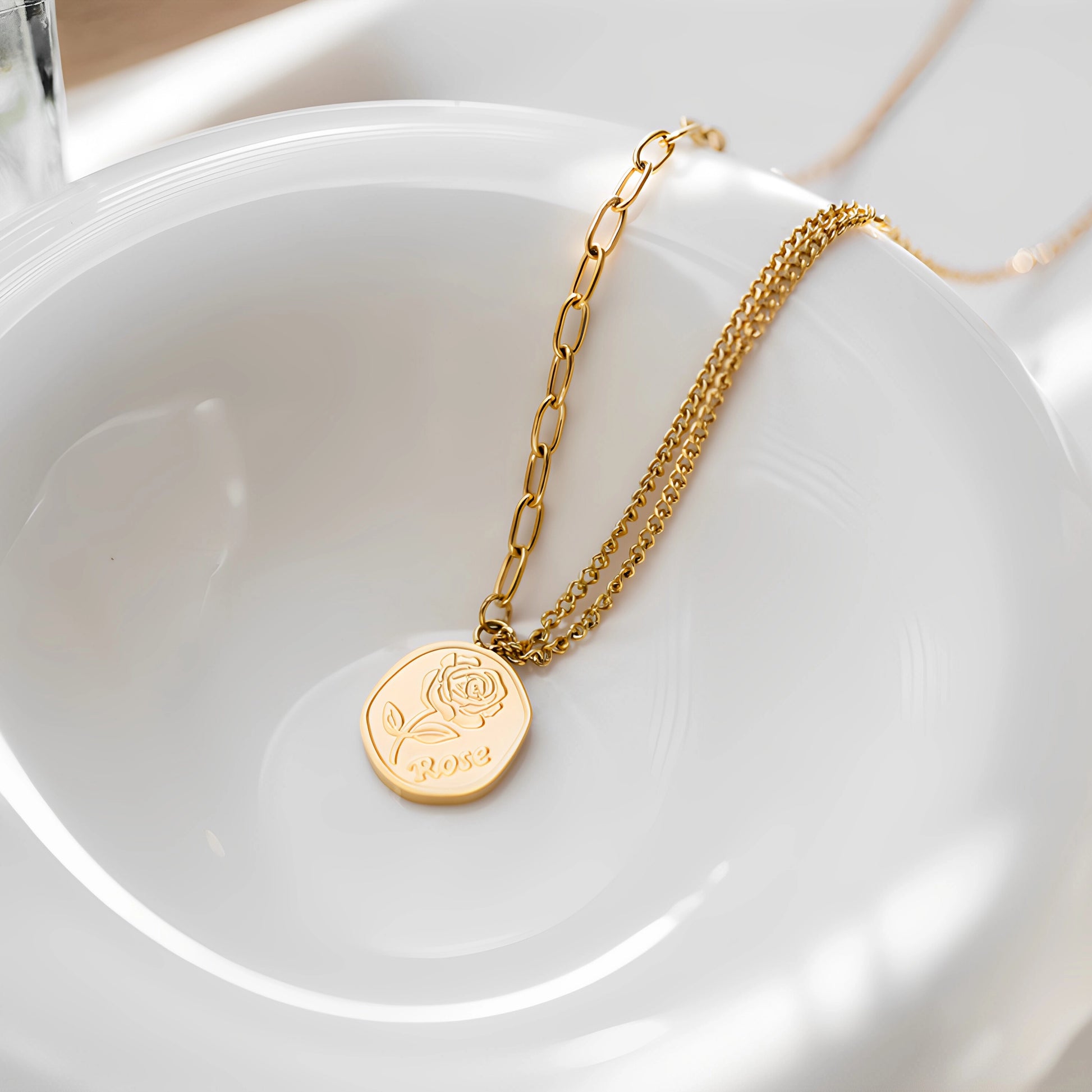 Rose Pendant Chain Necklace [98F9QJO4]