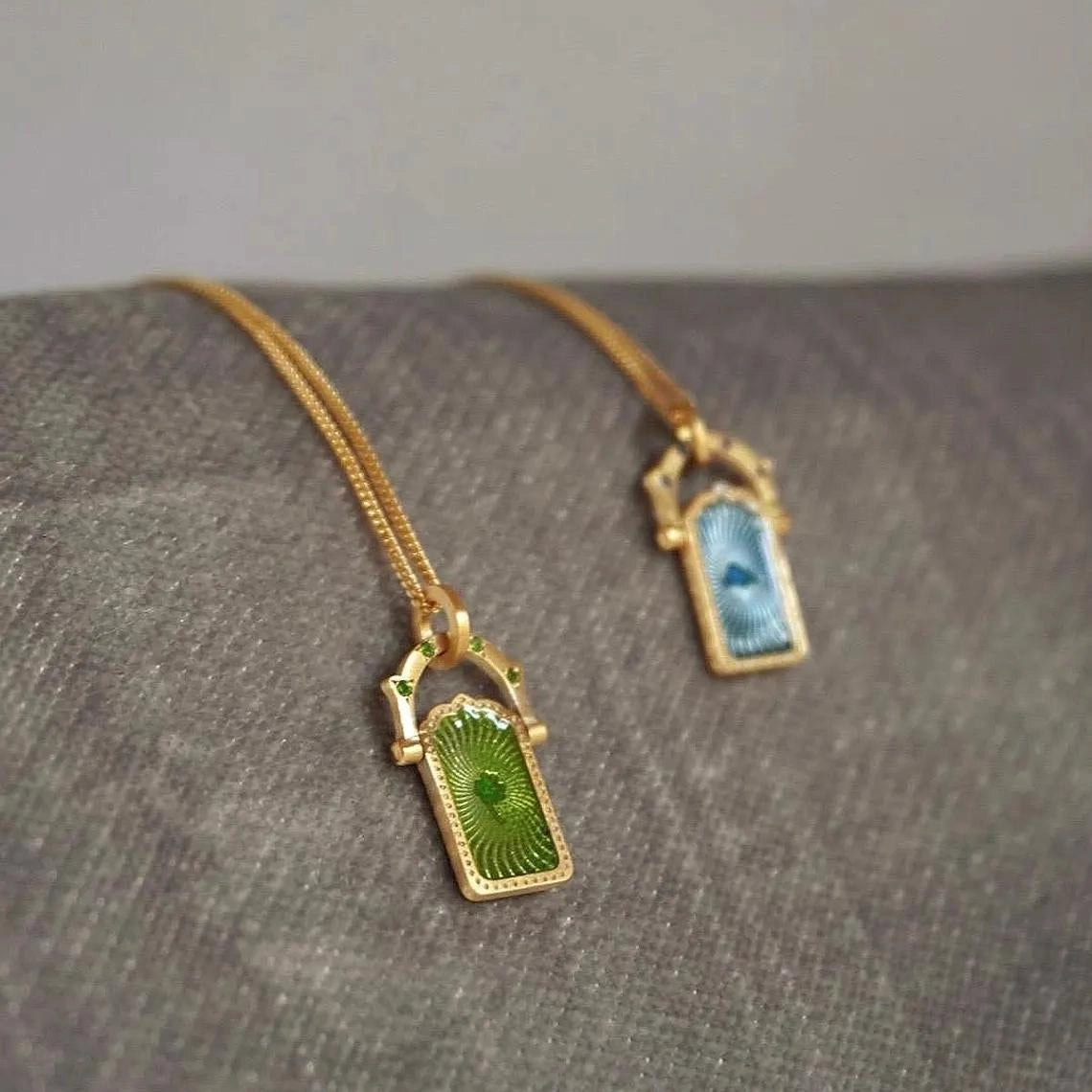 Rotatable Four-Leaf Clover Pendant Necklace [SBSLZLBK]