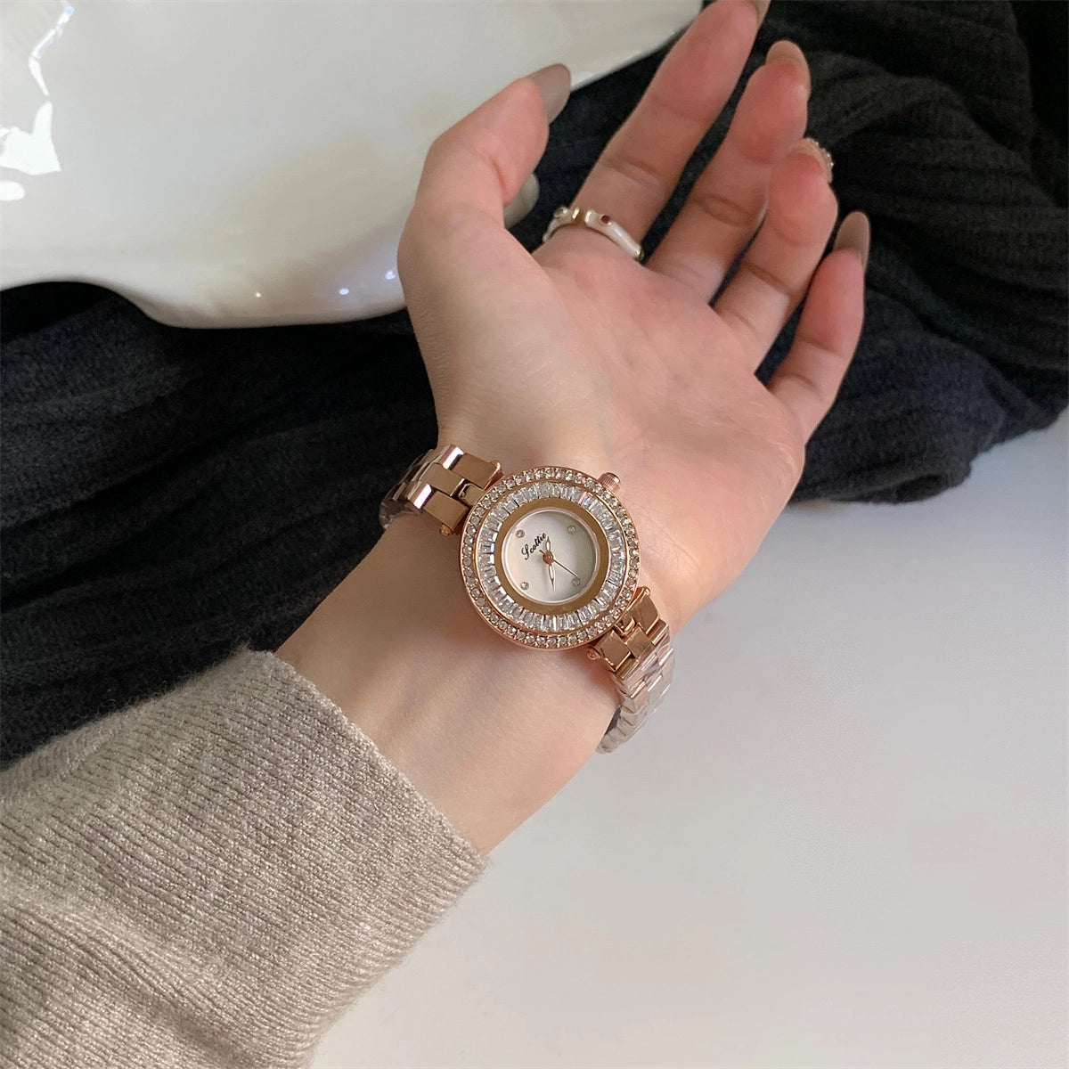 Round Dial Bracelet Watch [WWP0355H]