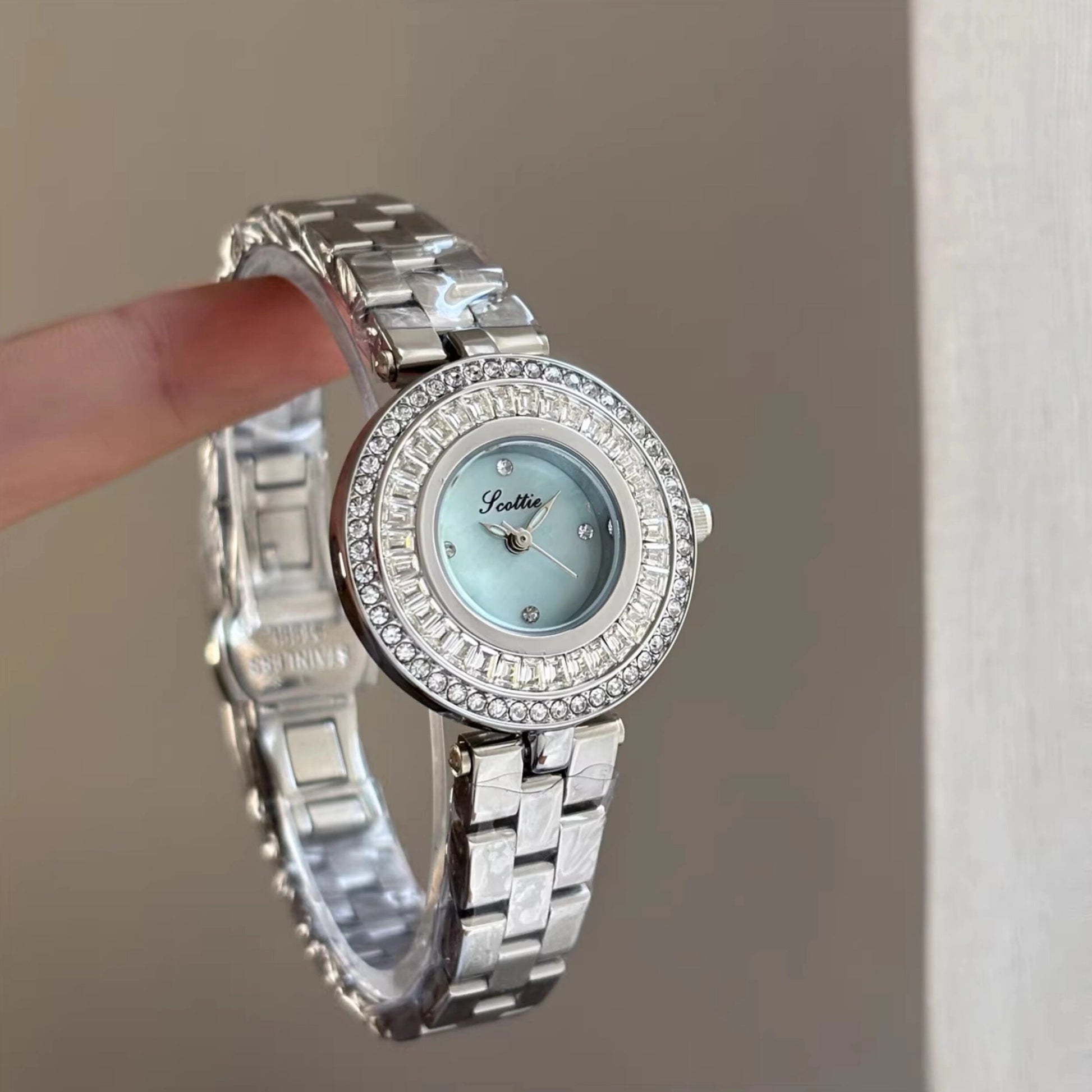 Round Dial Bracelet Watch [T3EU6T3V]