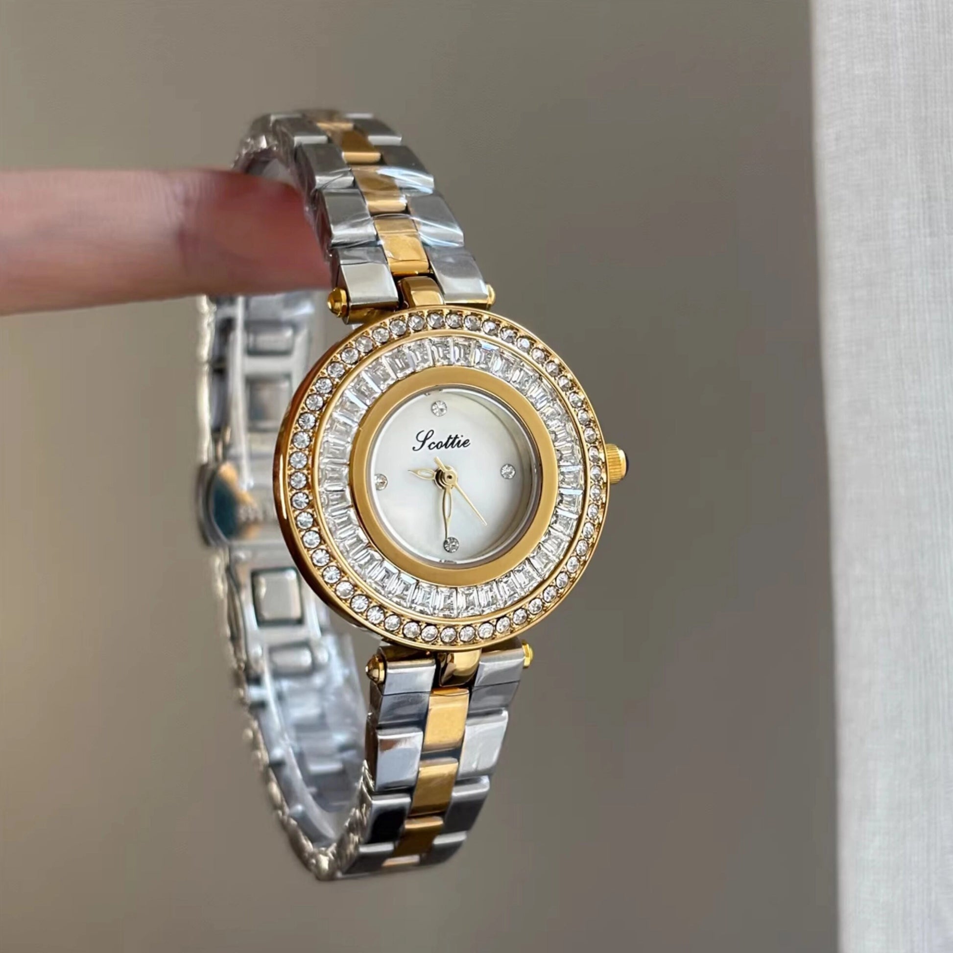 Round Dial Bracelet Watch [2O8SF6GZ]