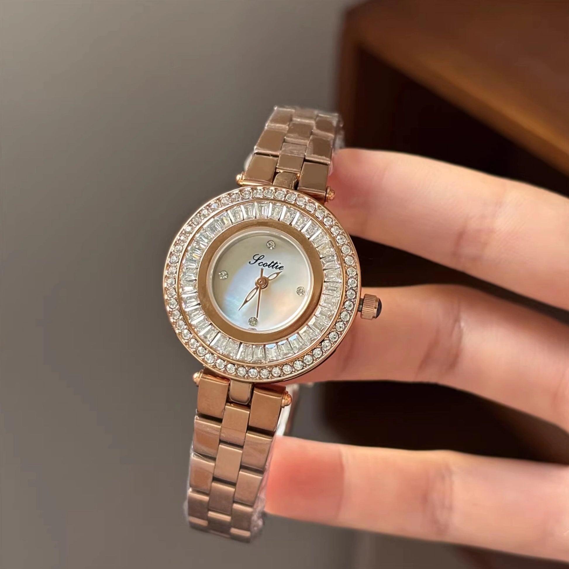 Round Dial Bracelet Watch [LE4MG5AJ]