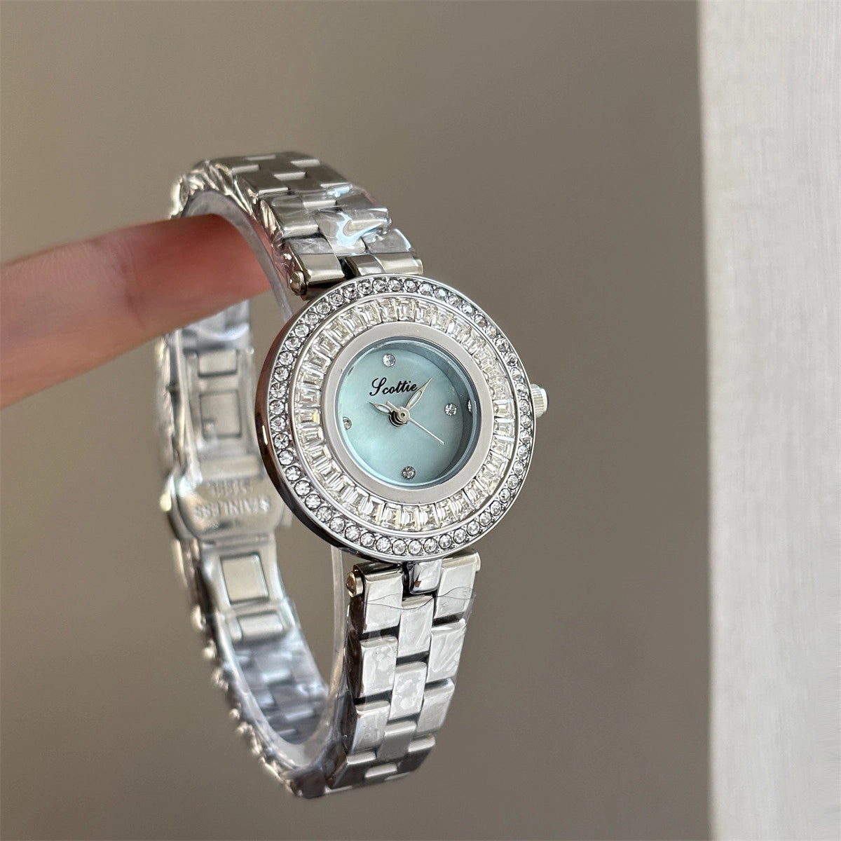 Round Dial Bracelet Watch [5F4EDWW4]