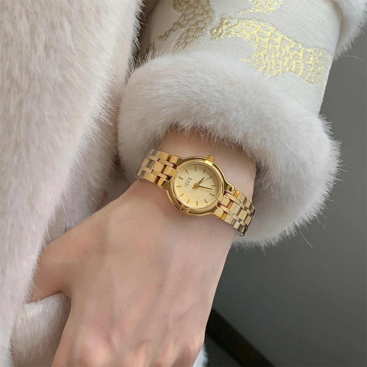 Round Minimalist Bracelet Watch [IJDF9U1Y]