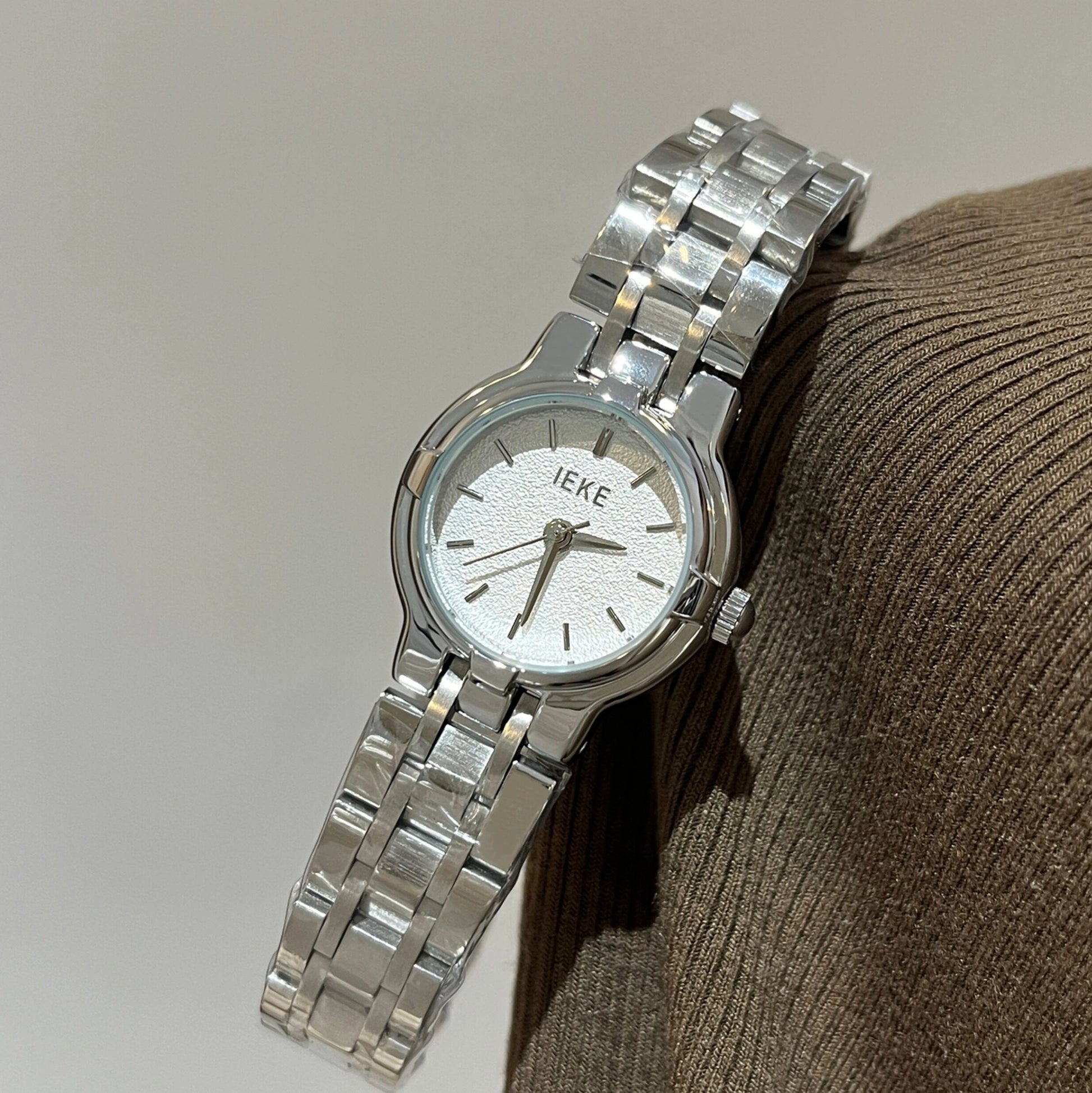 Round Minimalist Bracelet Watch [MWYAXU4Q]
