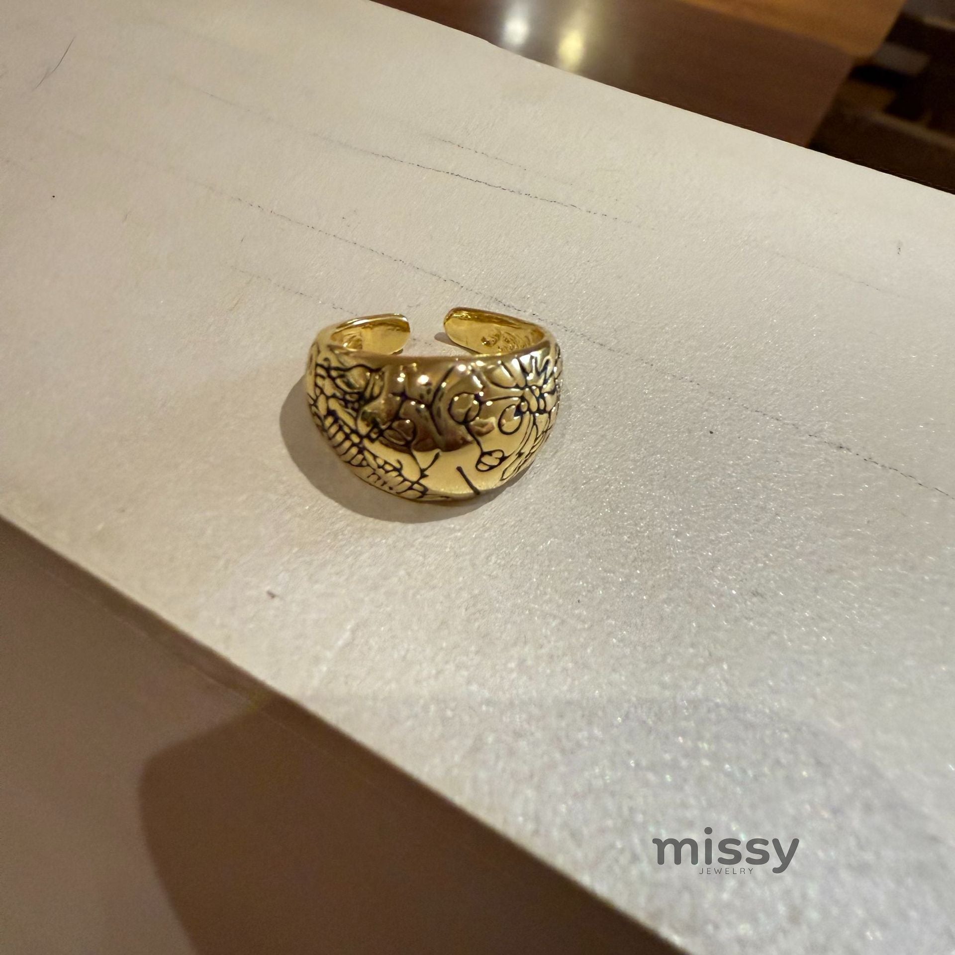 Rubie Wide Textured Ring [Z09B4CND]