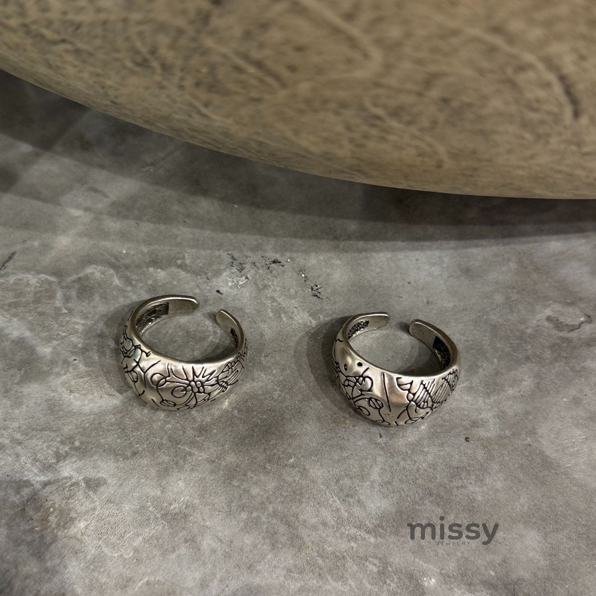 Rubie Wide Textured Ring [CMH0RIP4]