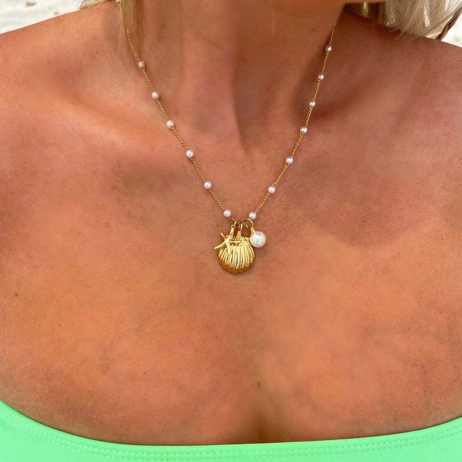 Seaside Shell and Pearl Pendant Necklace [1UQIM083]