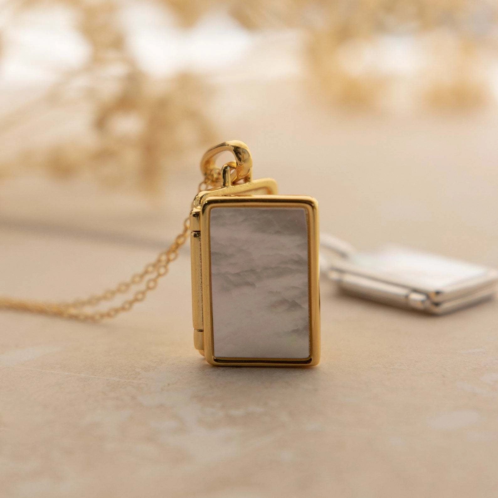 Shell Inlay Locket Pendant Necklace [ZA8ATIV5]