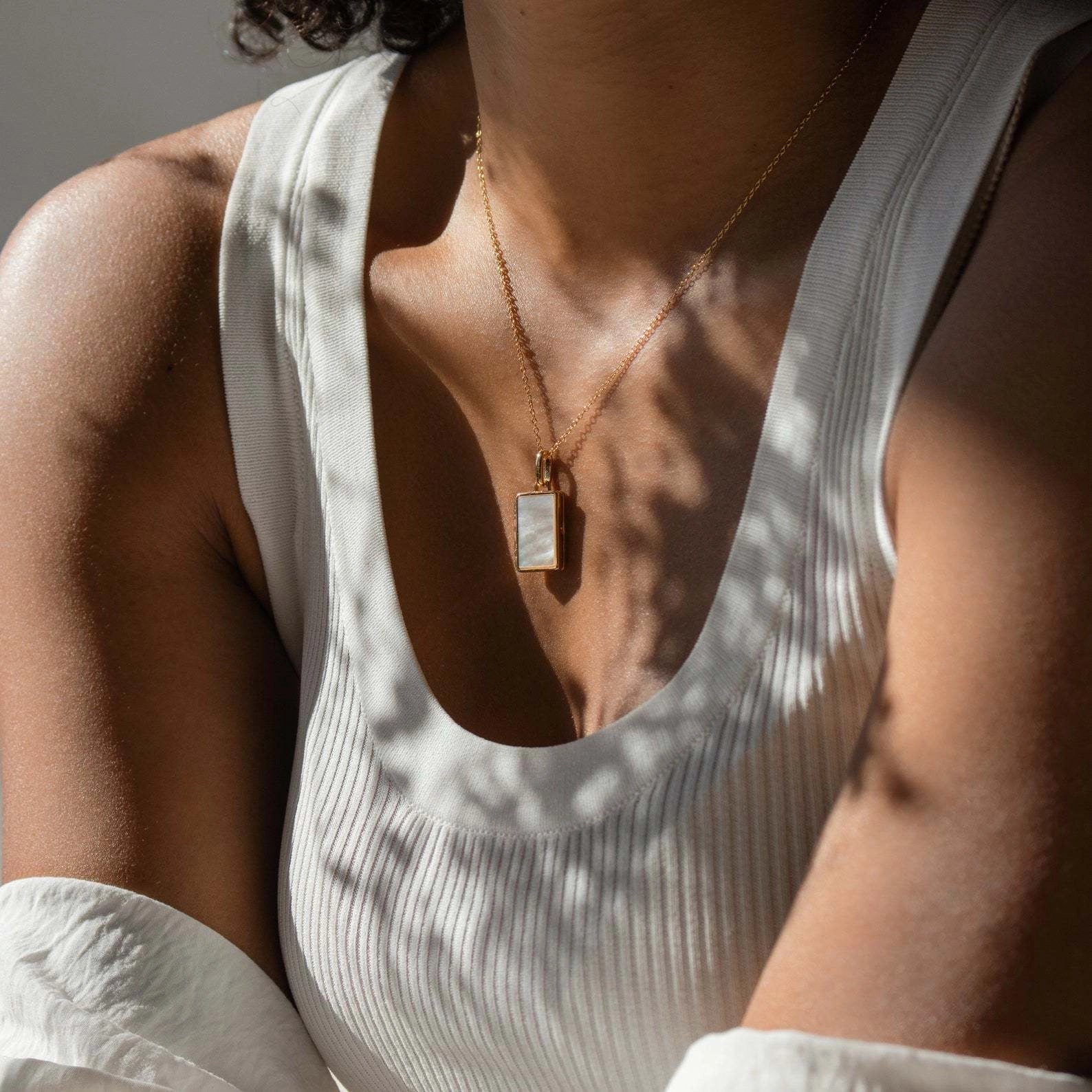 Shell Inlay Locket Pendant Necklace [B32S6ZKS]