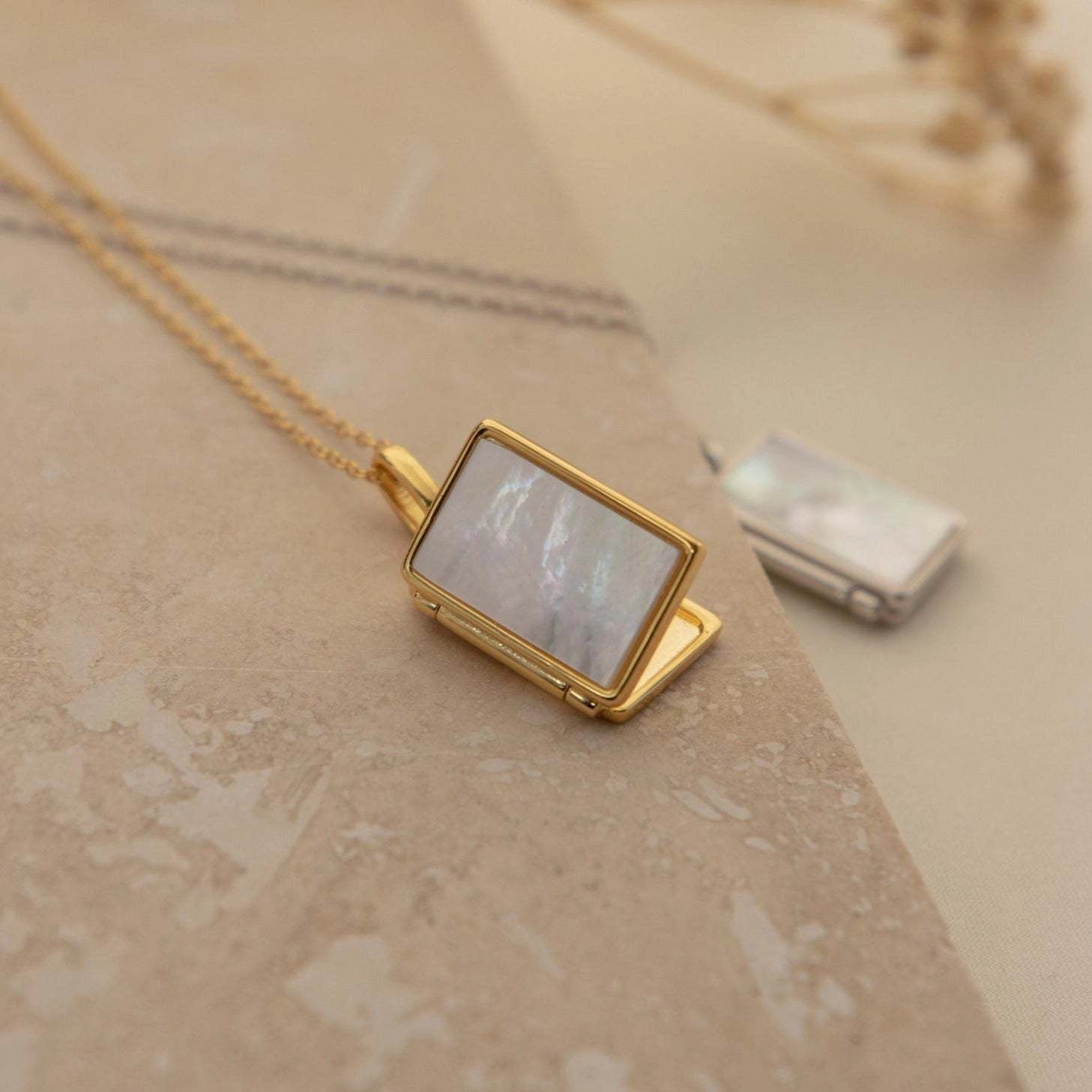 Shell Inlay Locket Pendant Necklace [QJMK8XMF]