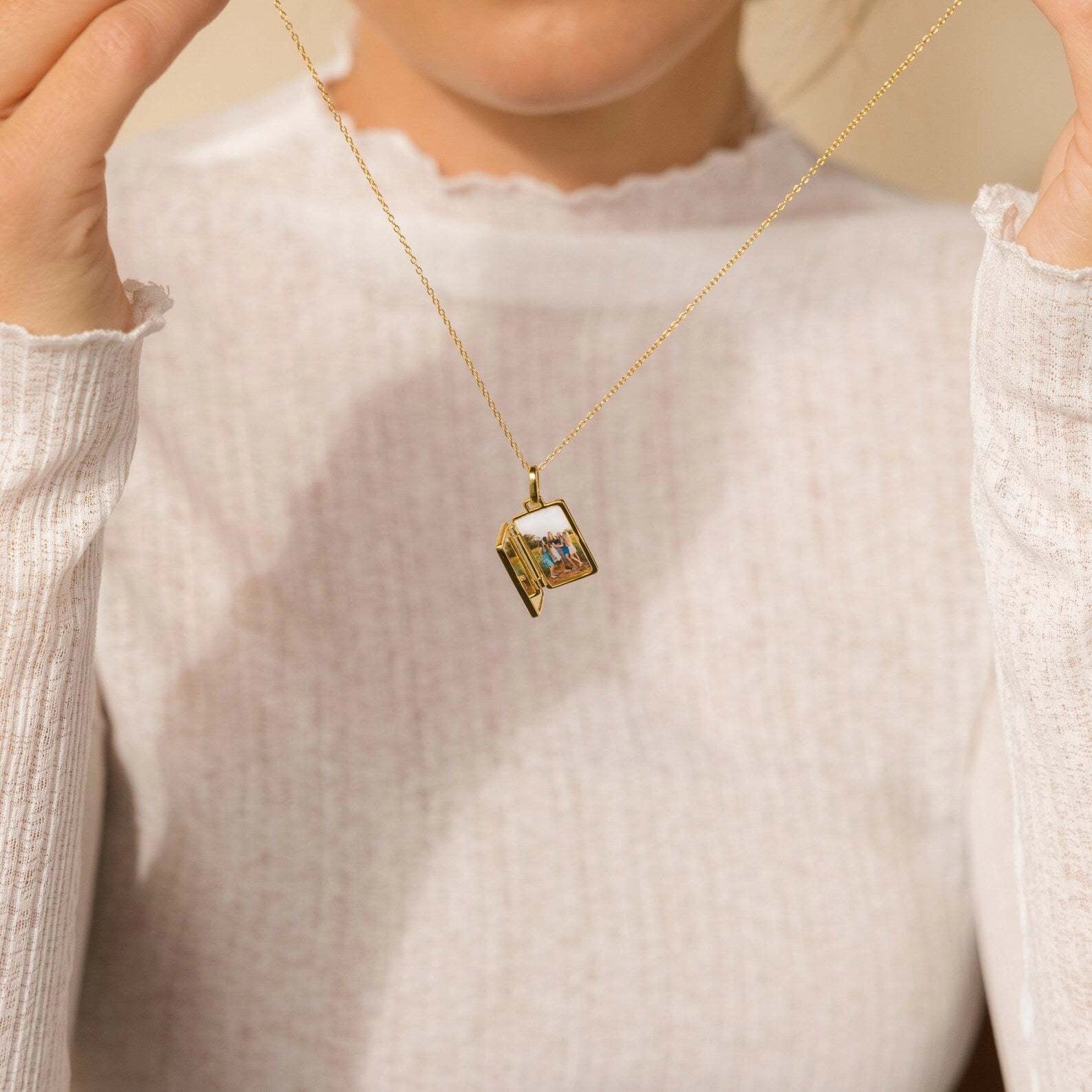 Shell Inlay Locket Pendant Necklace [0JCANB1C]
