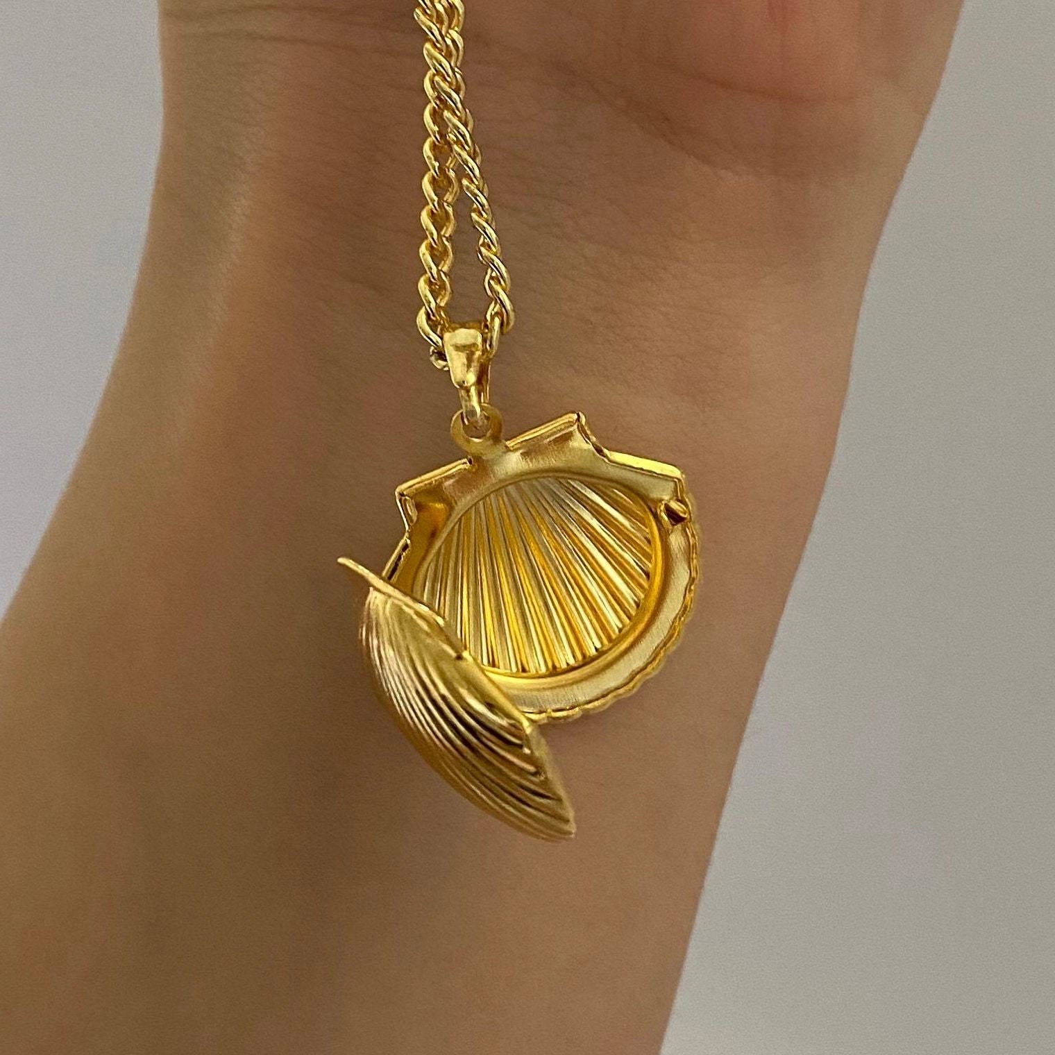 Shell Locket Pendant Necklace [EQG5UO1Q]